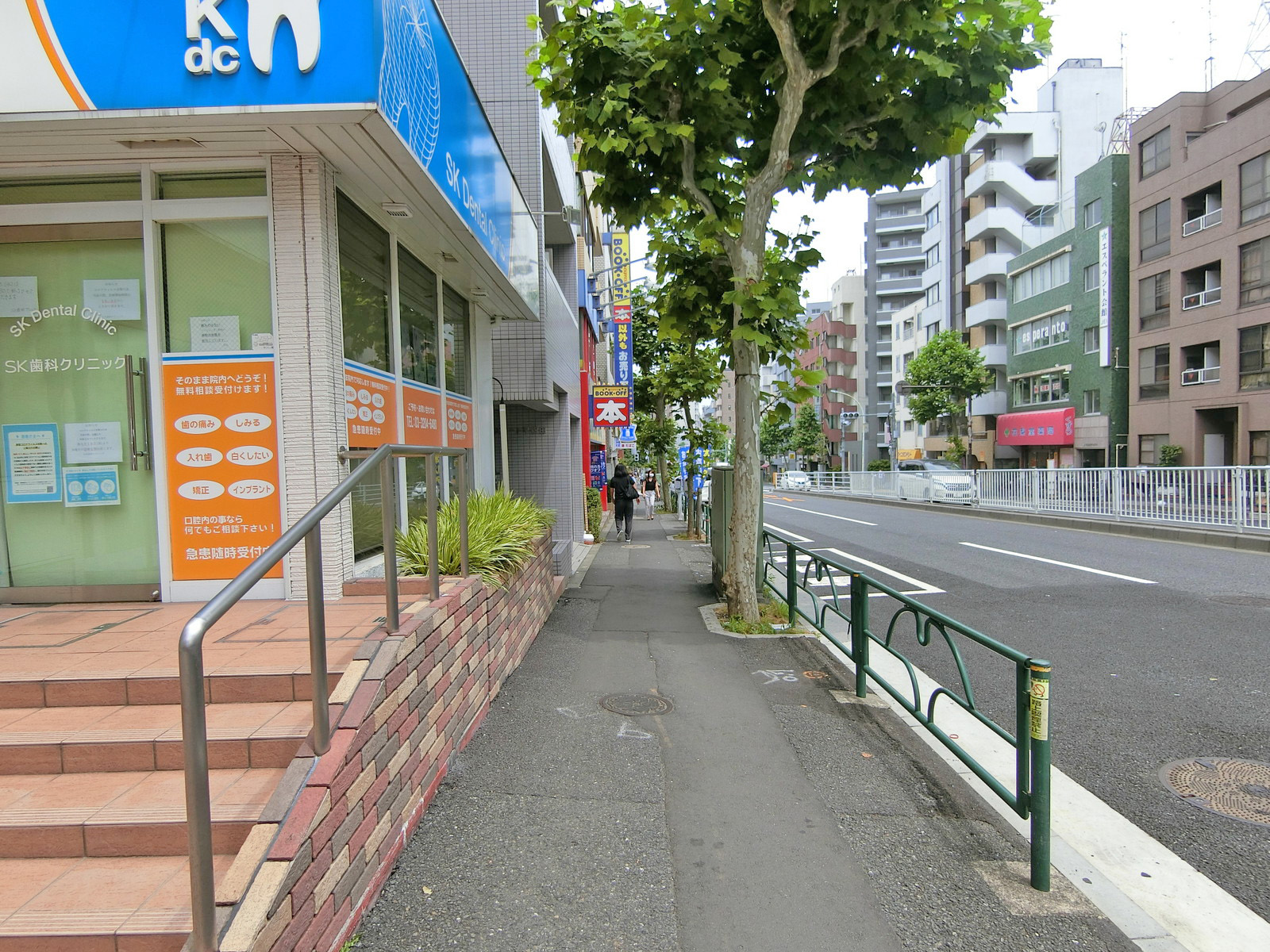 夏山ビル前面の通り