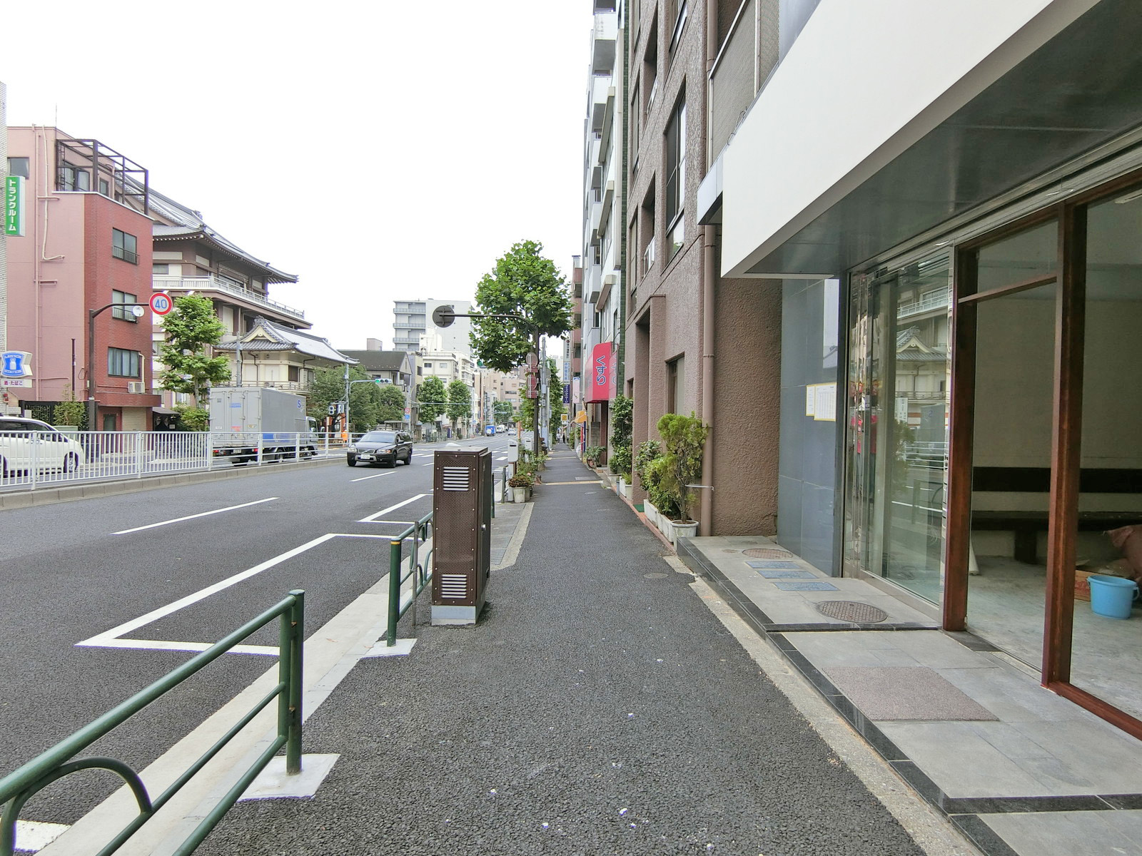 ニュー早稲田ビル前面の通り