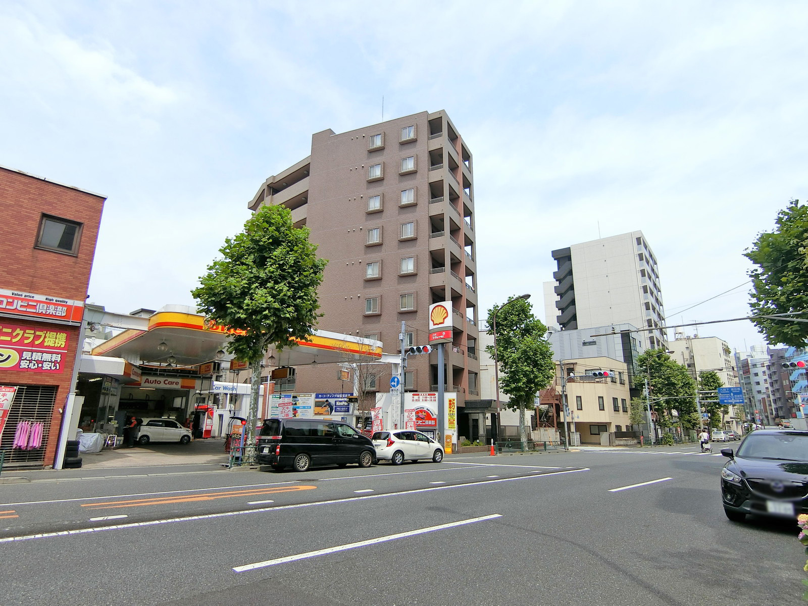 周辺はオフィスや店舗が多いエリア