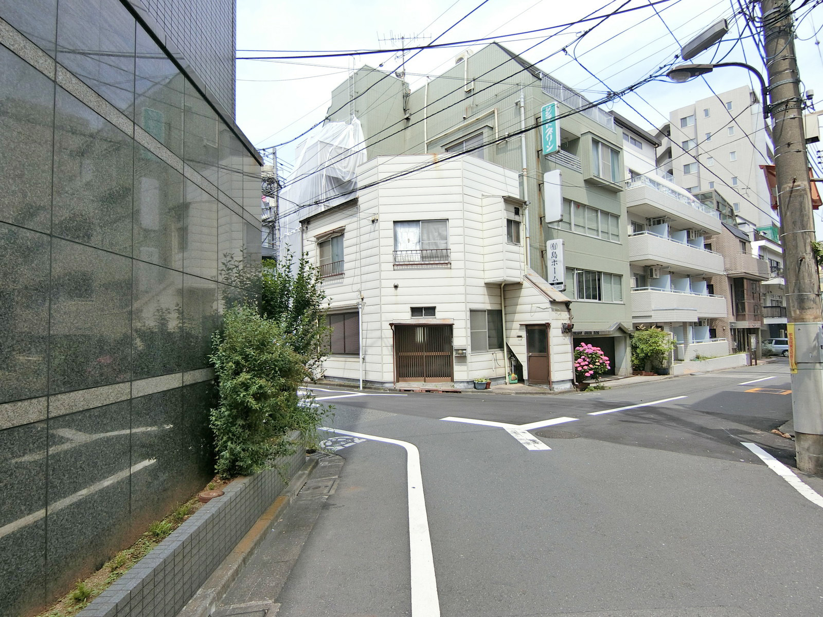 ワセダフォレストビル前面の通り