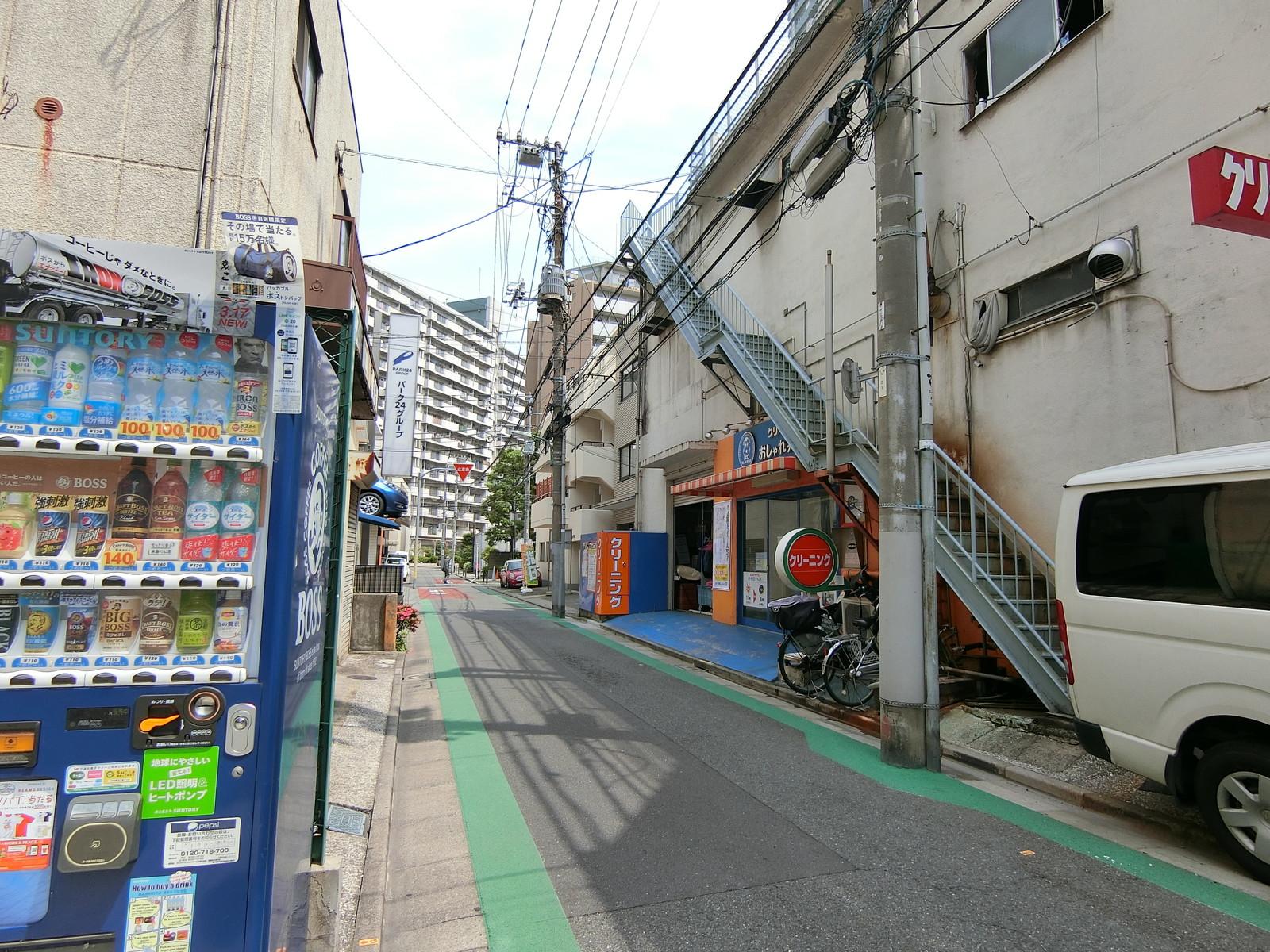 八重苅ビル前面の通り