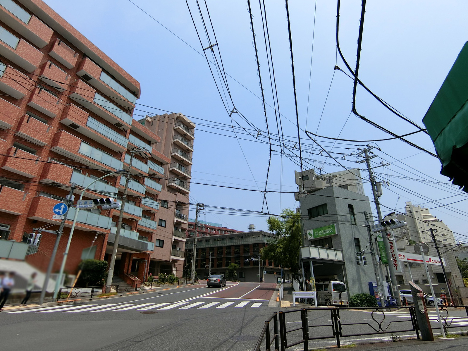 周辺はマンションが立ち並ぶエリア