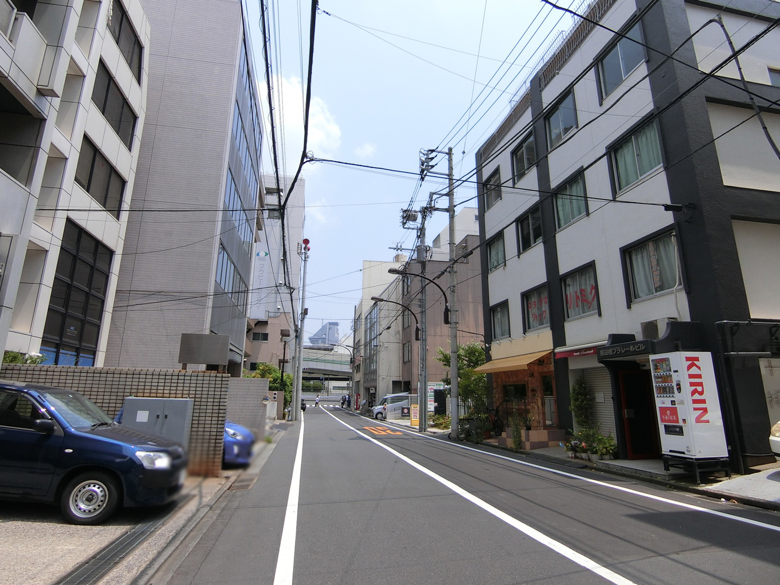 サンケンビル前面の通り
