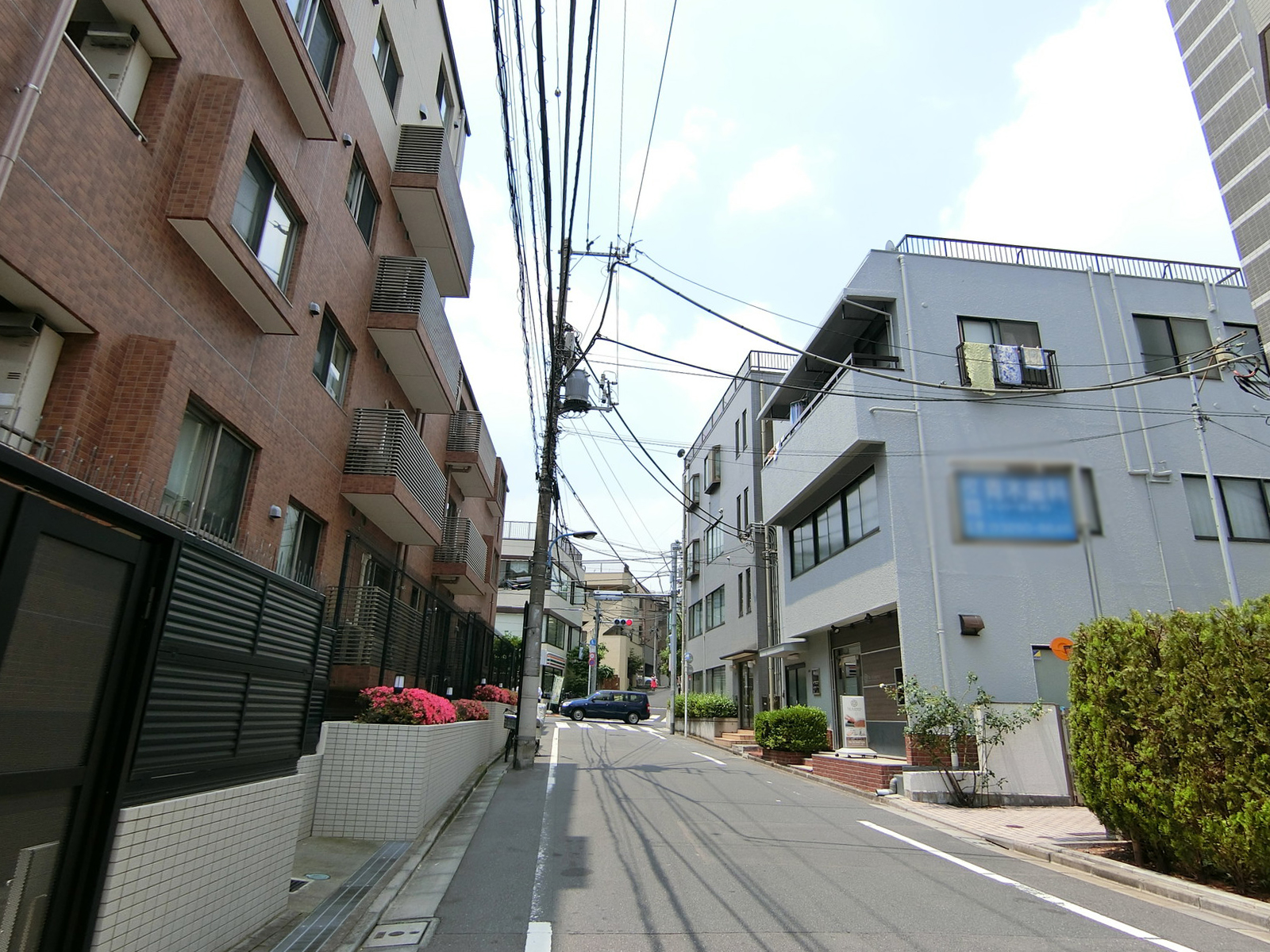 畑戸ビル前面の通り