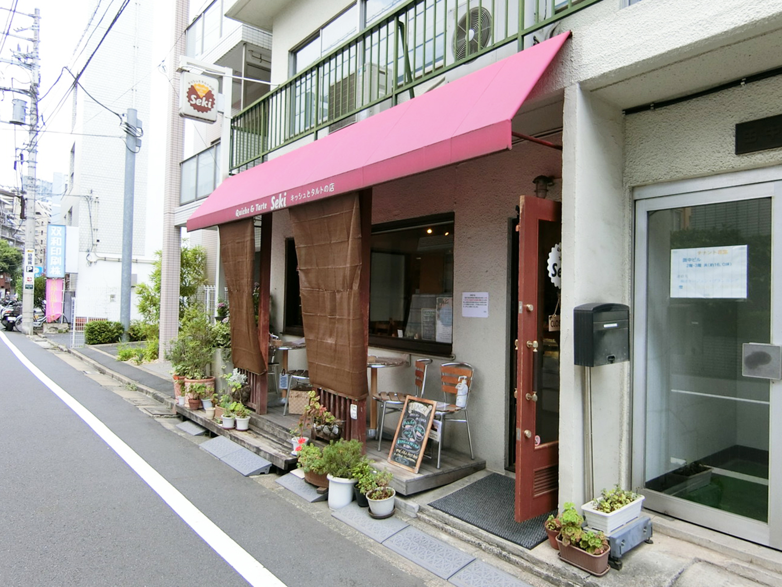 周辺には飲食店が点在