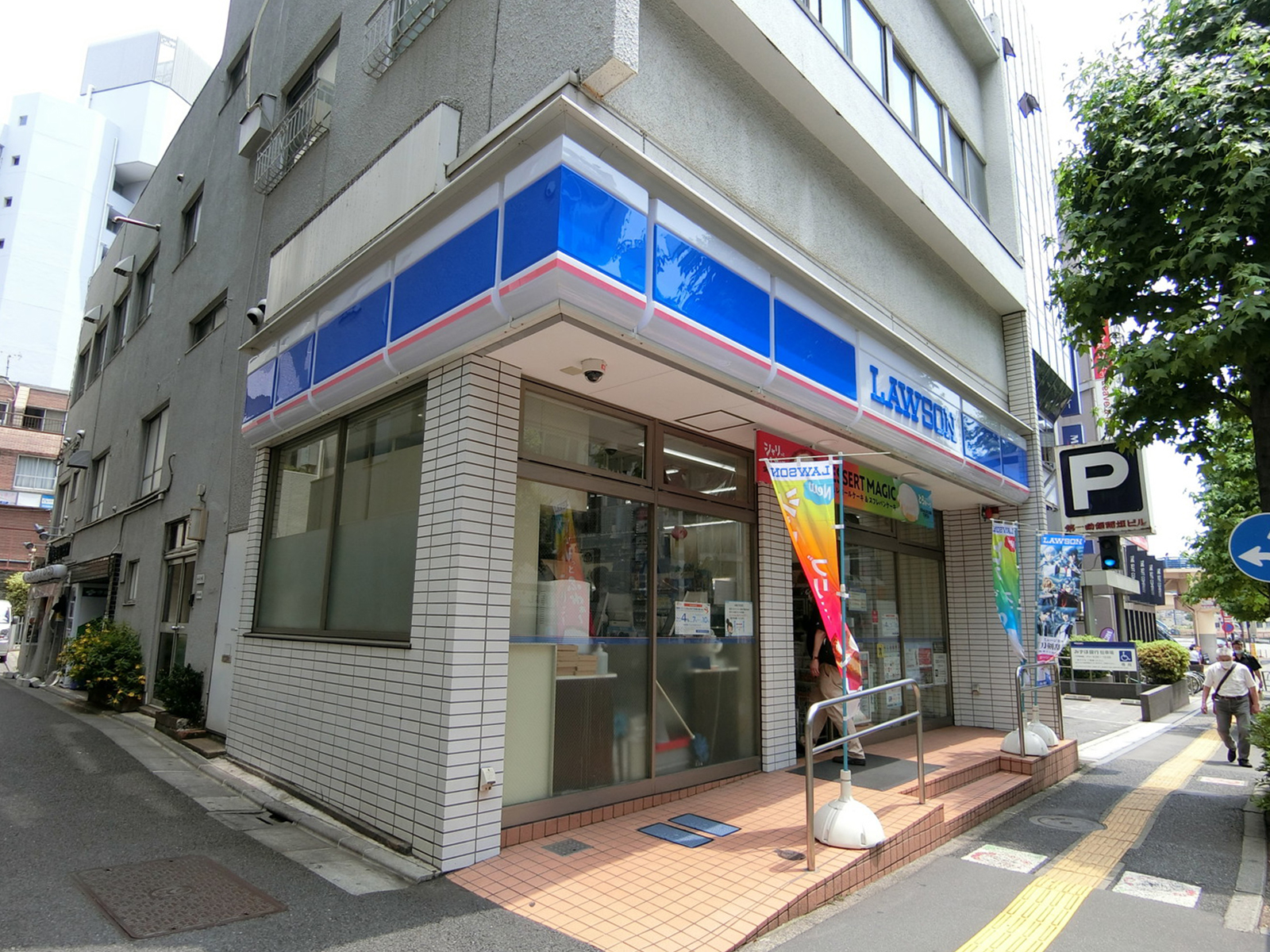徒歩1分のローソン 新宿下宮比町店