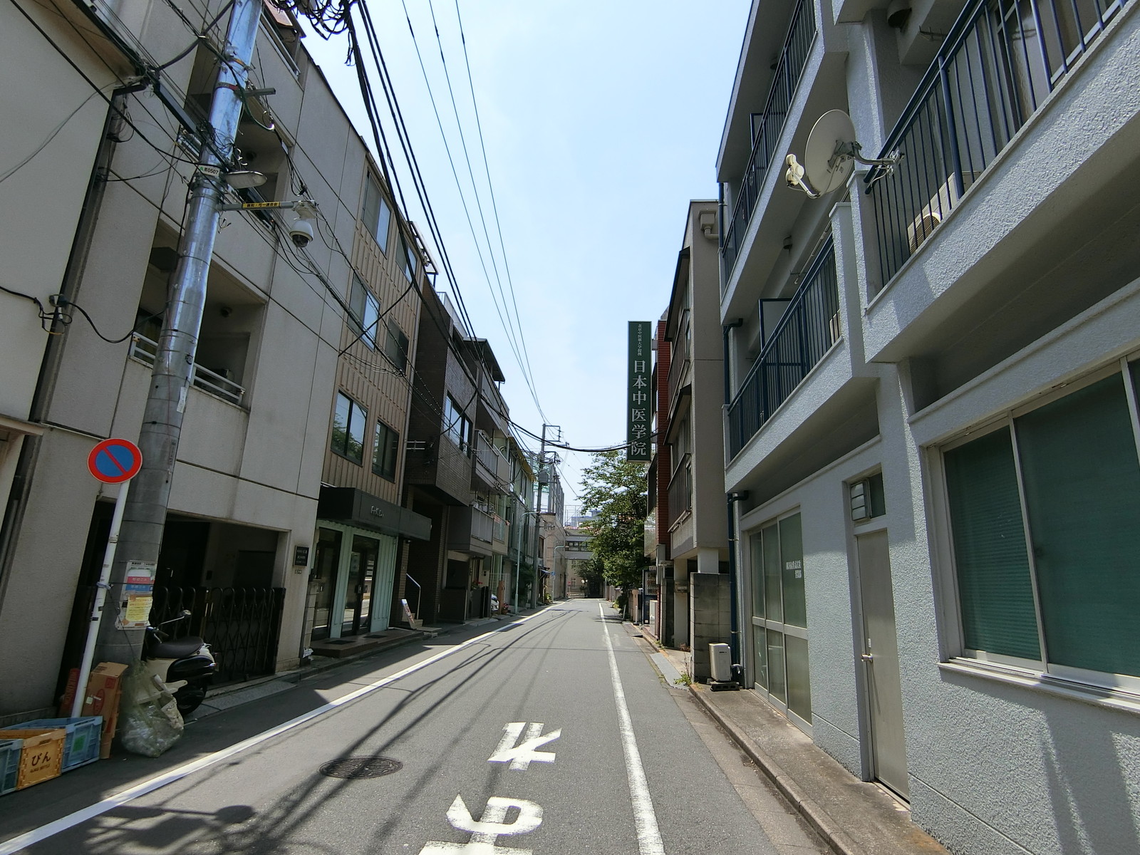 AKビル前面の通り