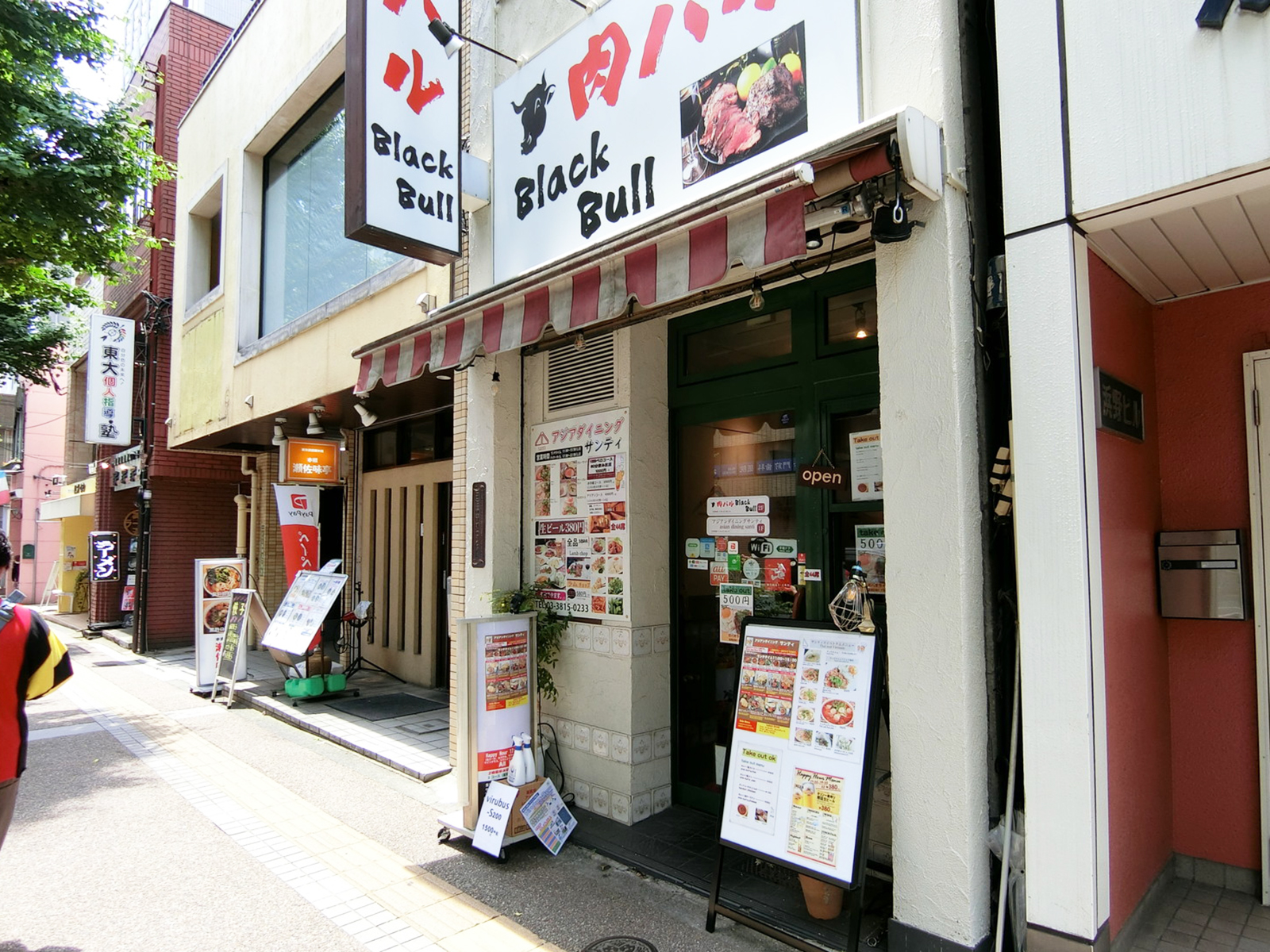 周辺には飲食店が複数あり