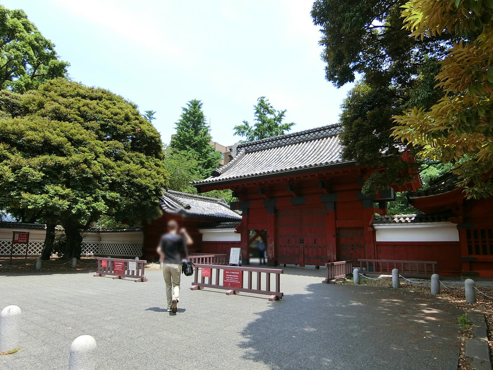 付近の東京大学 赤門