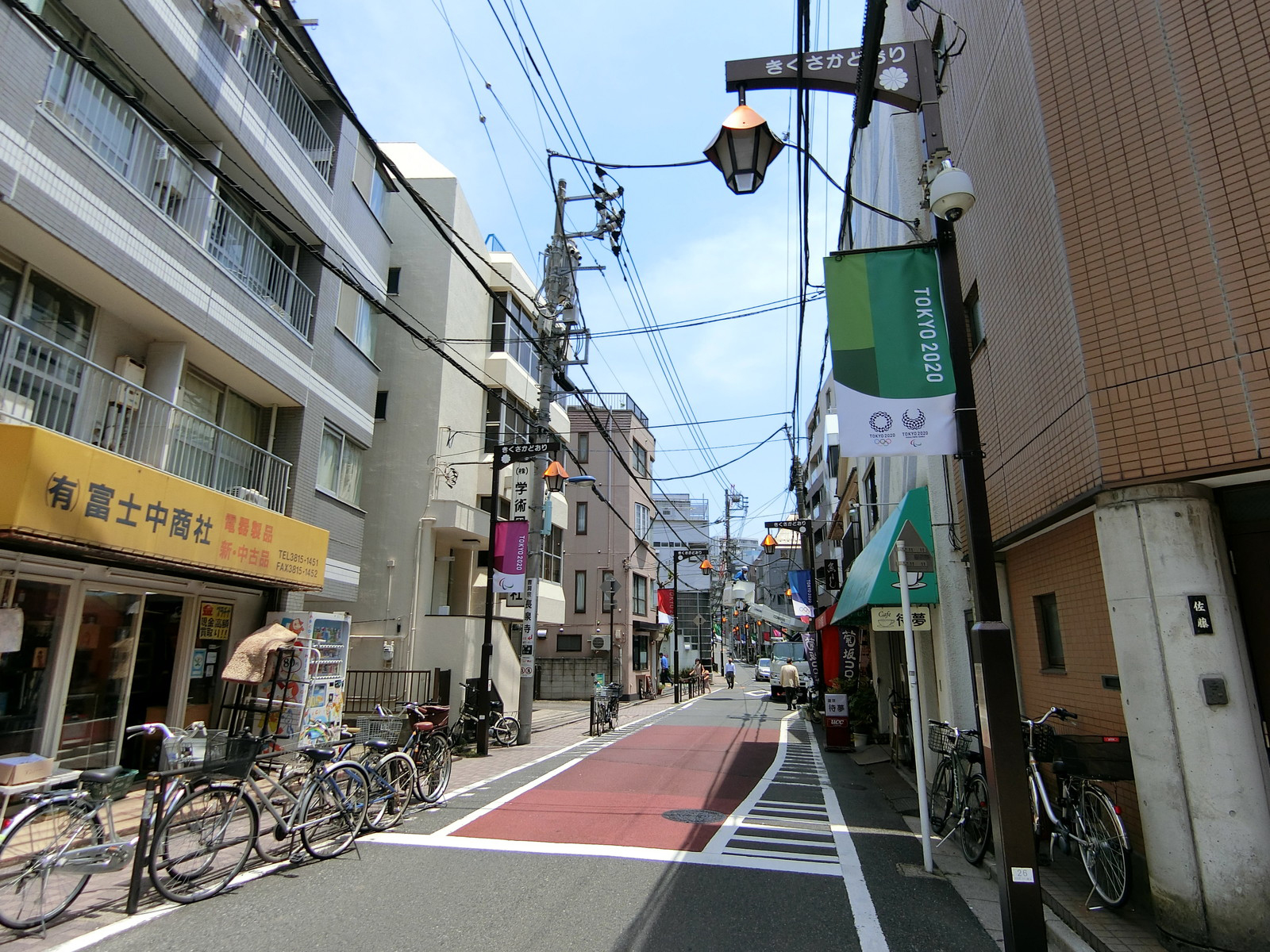 長谷川ビル前面の通り