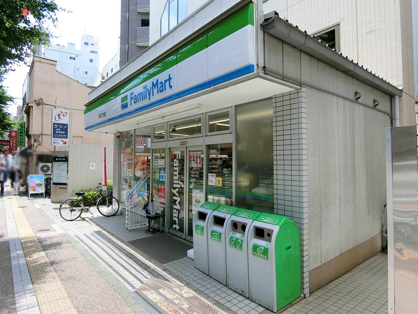徒歩2分のファミリーマート