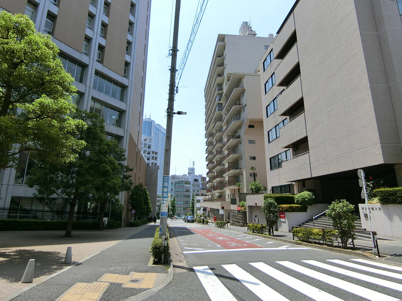 周辺は閑静なオフィス街