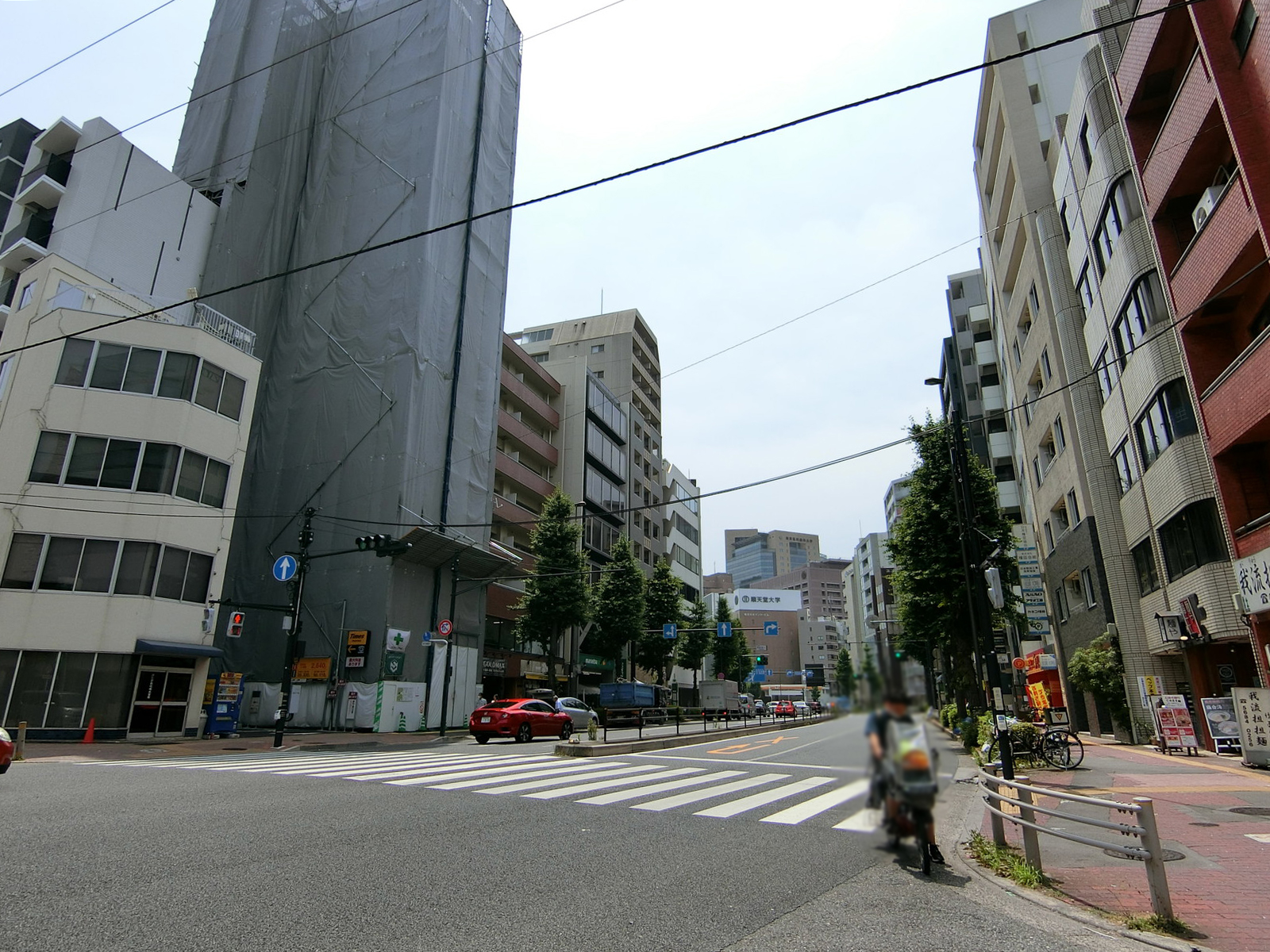 本郷センタービル前面の本郷通り