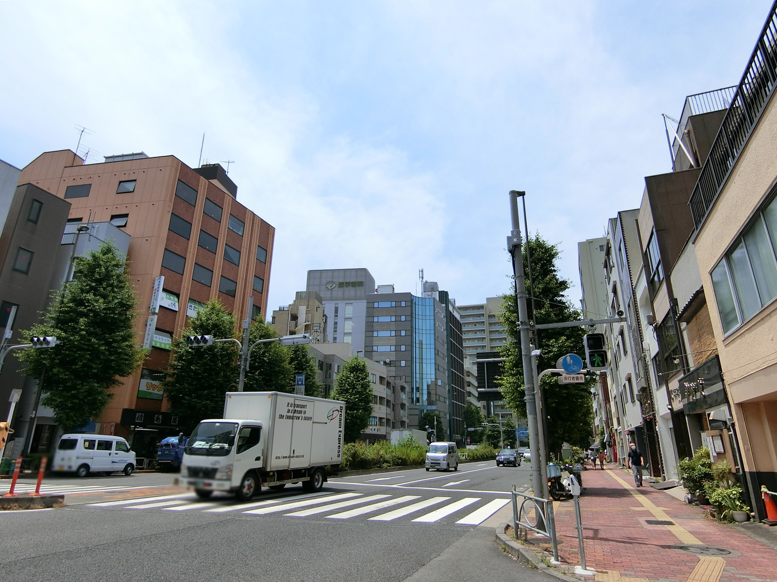 稲毛屋ビル前面の春日通り