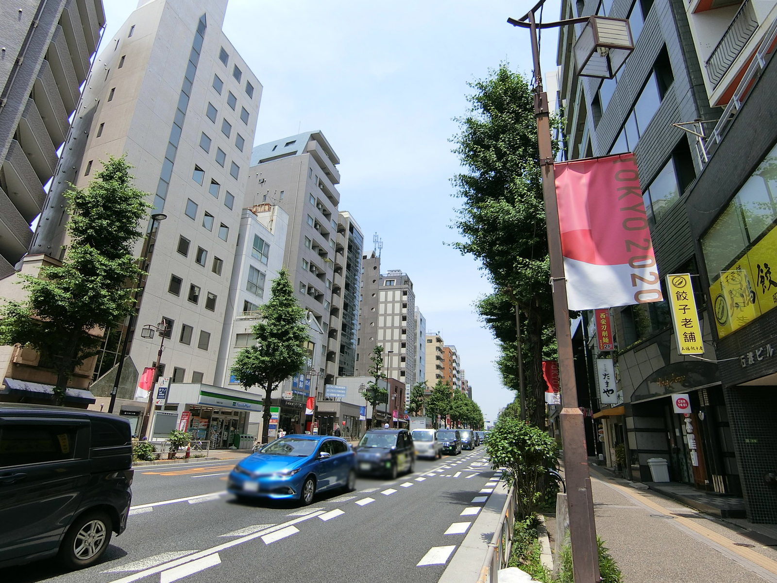 KSビル前面の本郷通り