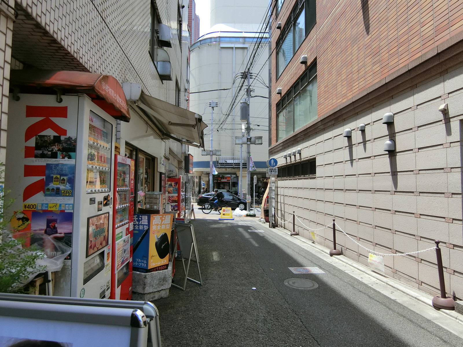 AKビル前面の通り