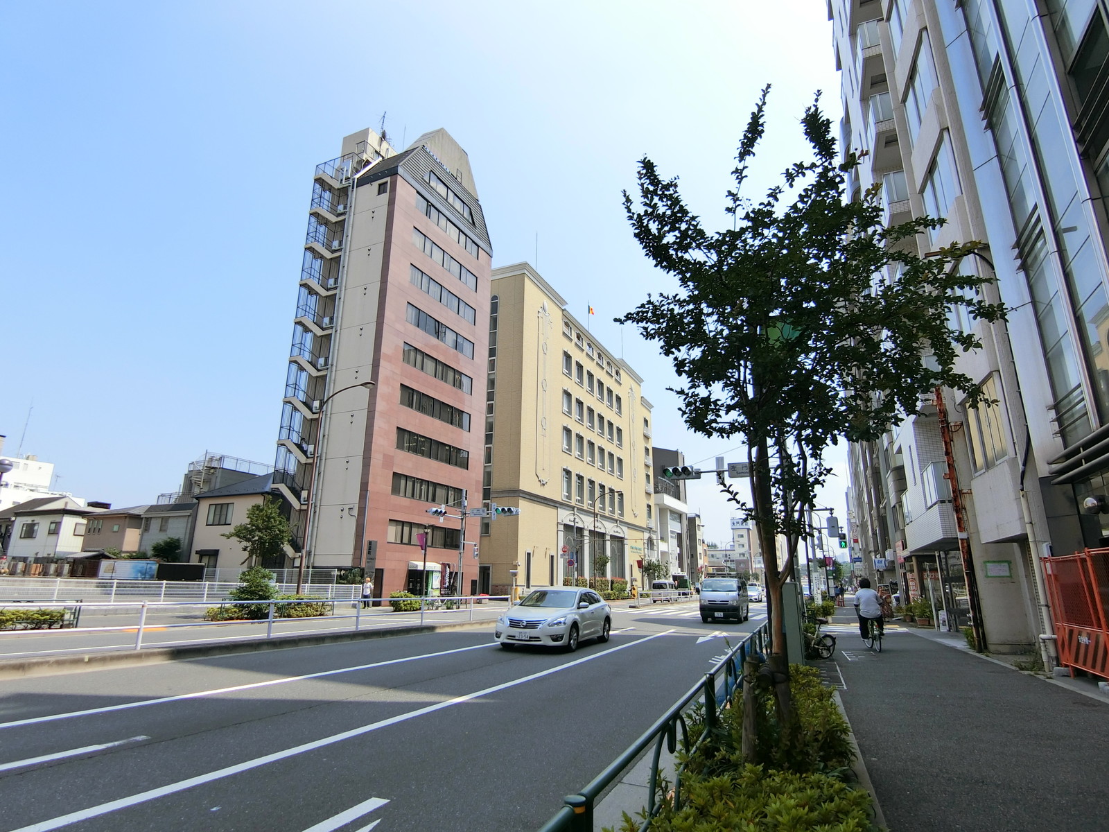 AK信濃町ビル前面の通り