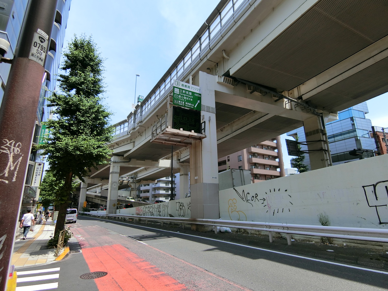 ビル前の玉川通り