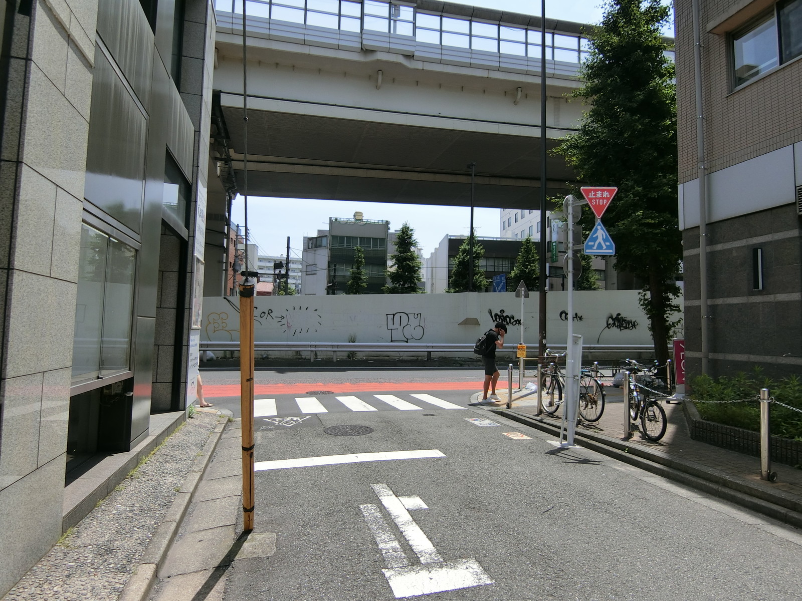 アーバンリゾート三軒茶屋前面の通り