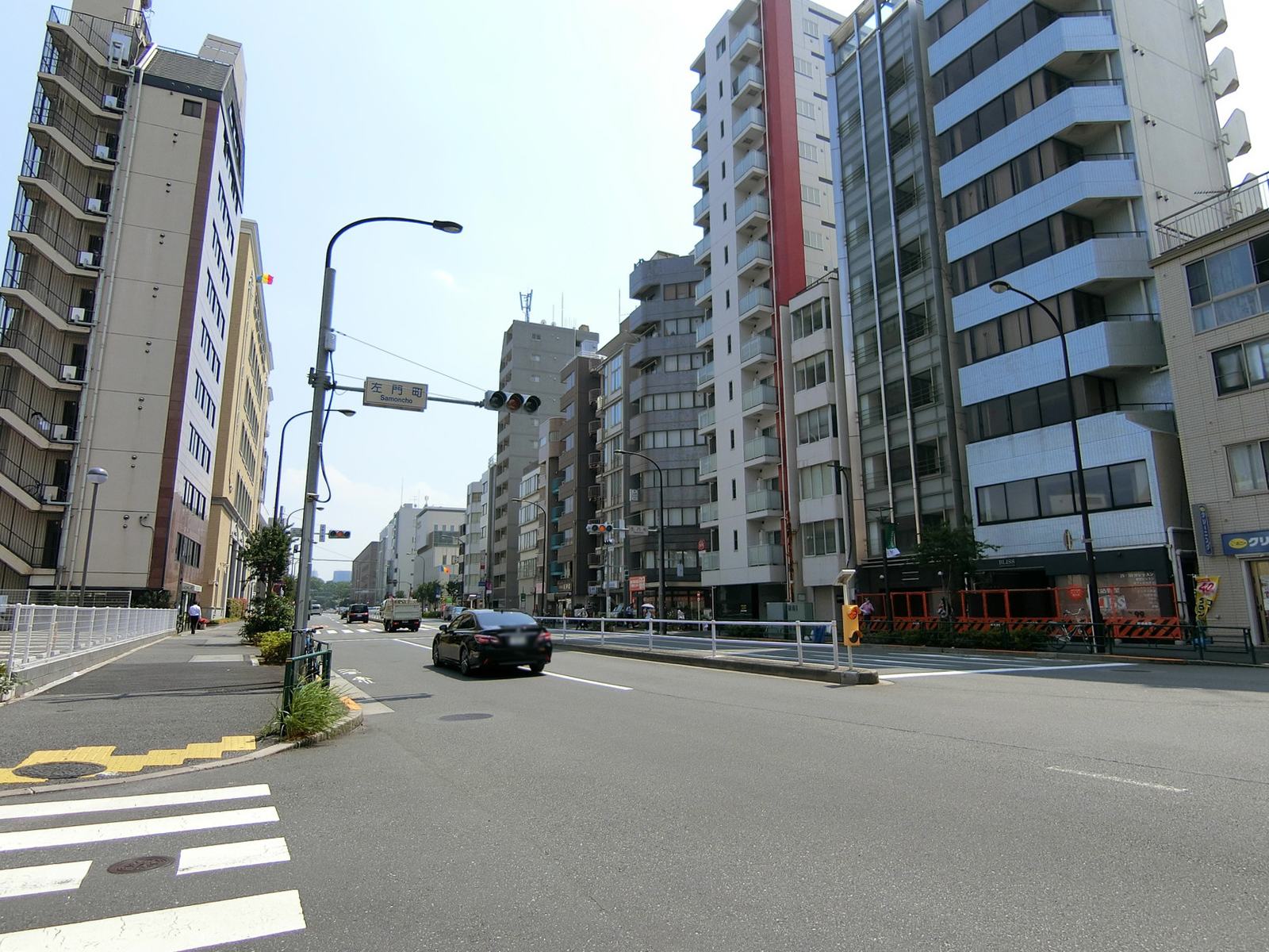 BLISS信濃町ビル前面の外苑東通り