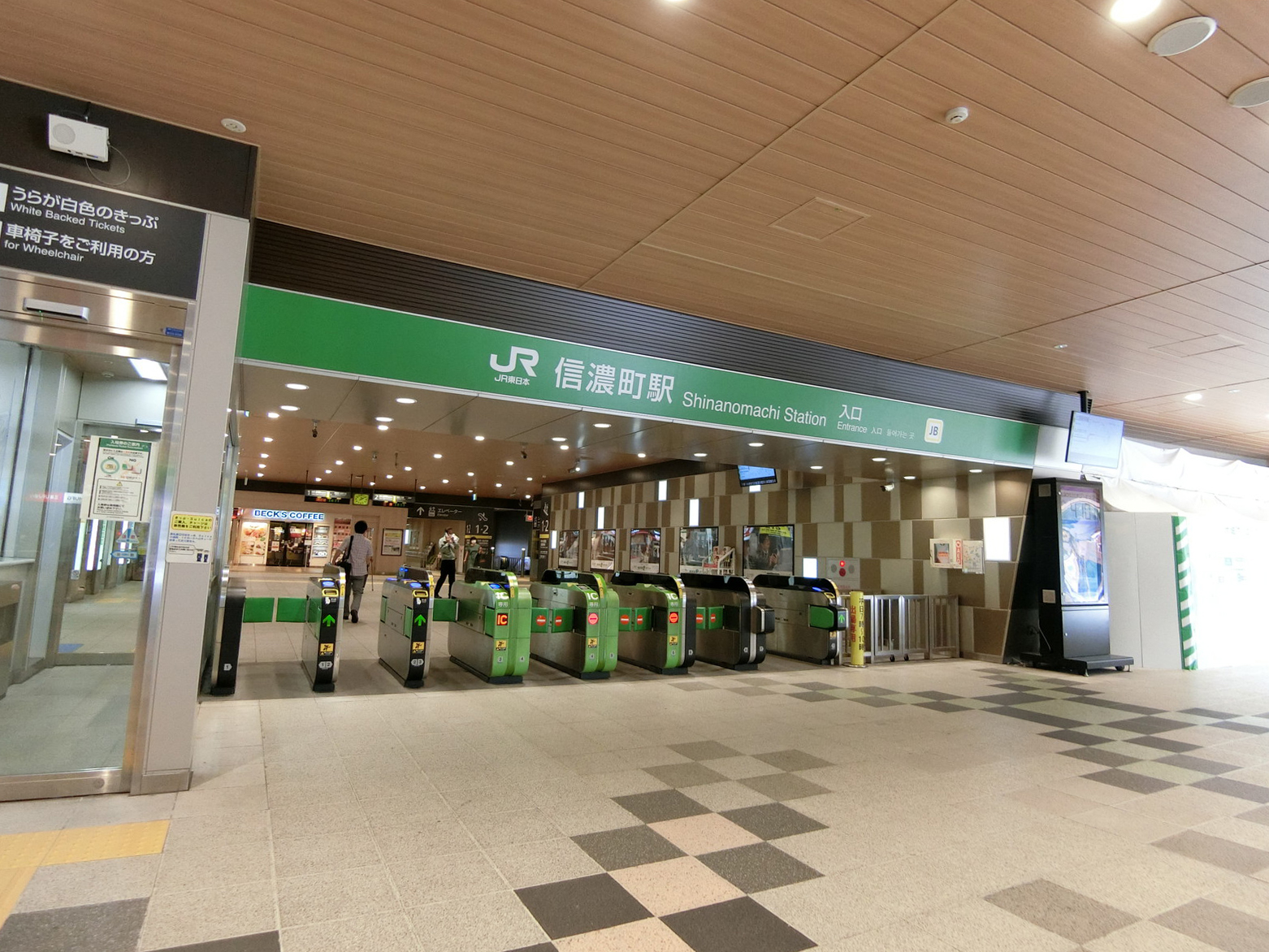 最寄りの「信濃町駅」