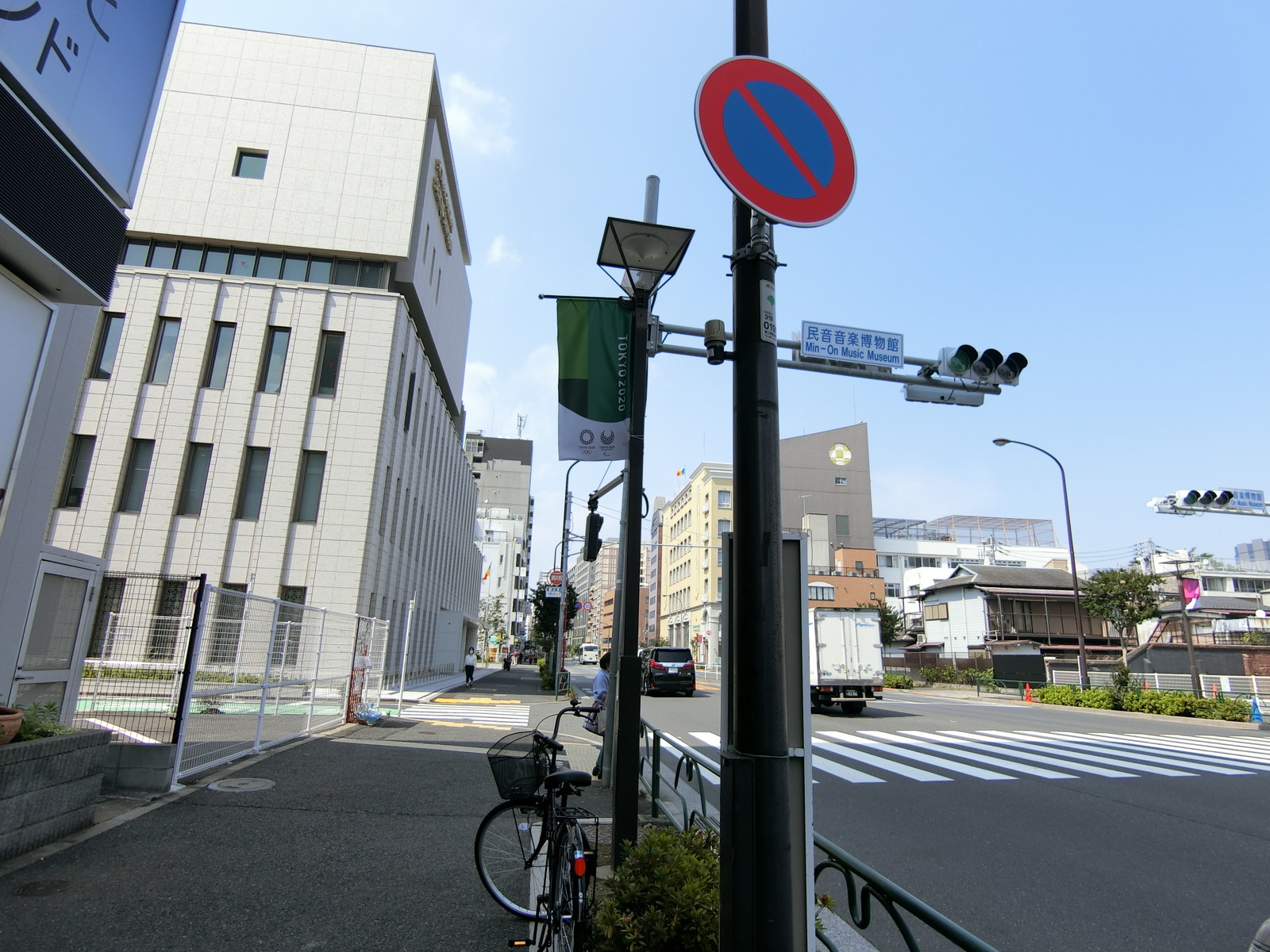 外苑北SRCビル前面の外苑東通り