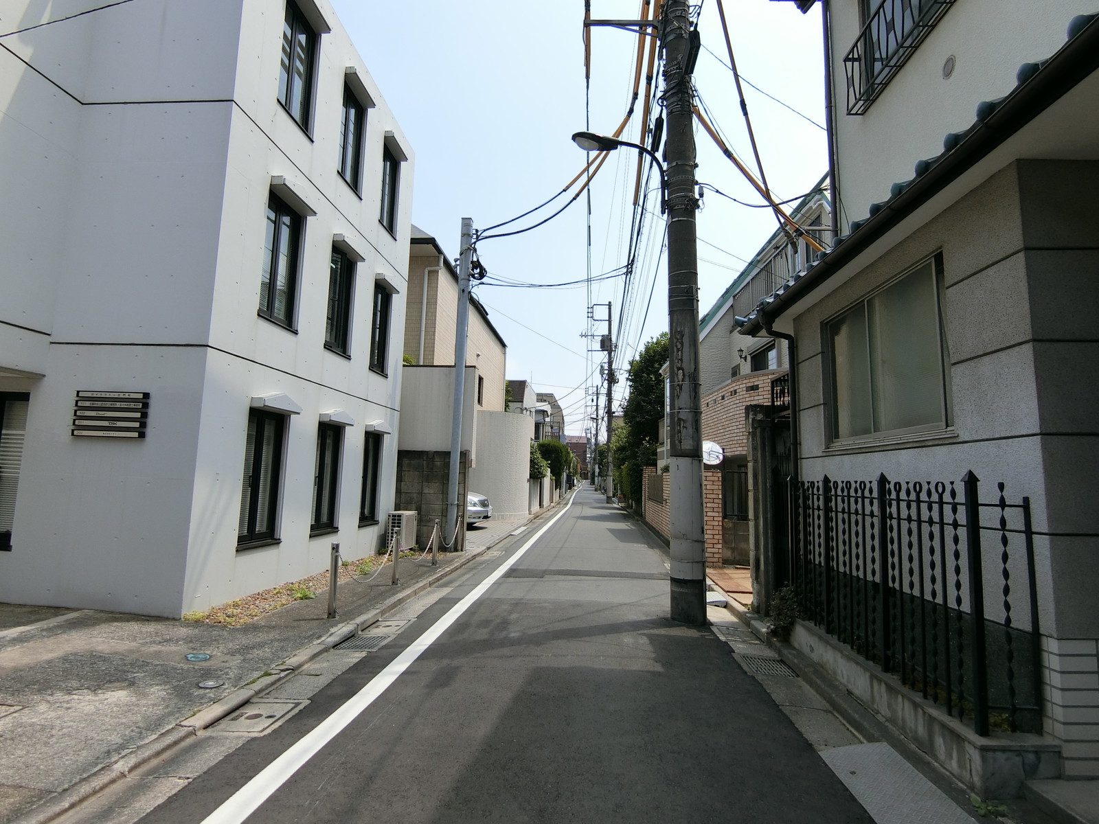 ロイクラトン左門町ビル前面の通り