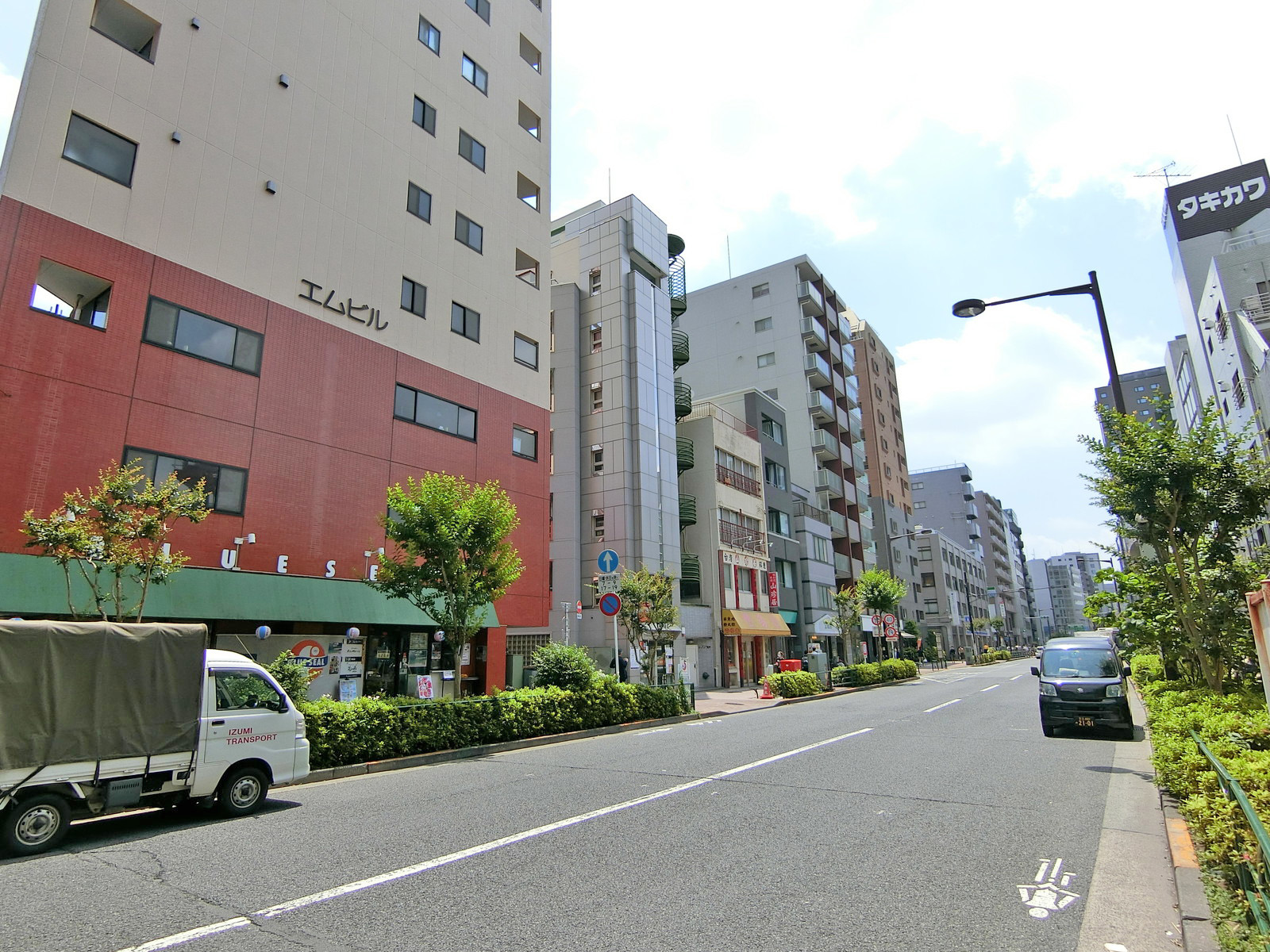 周辺はオフィスや店舗が多いエリア