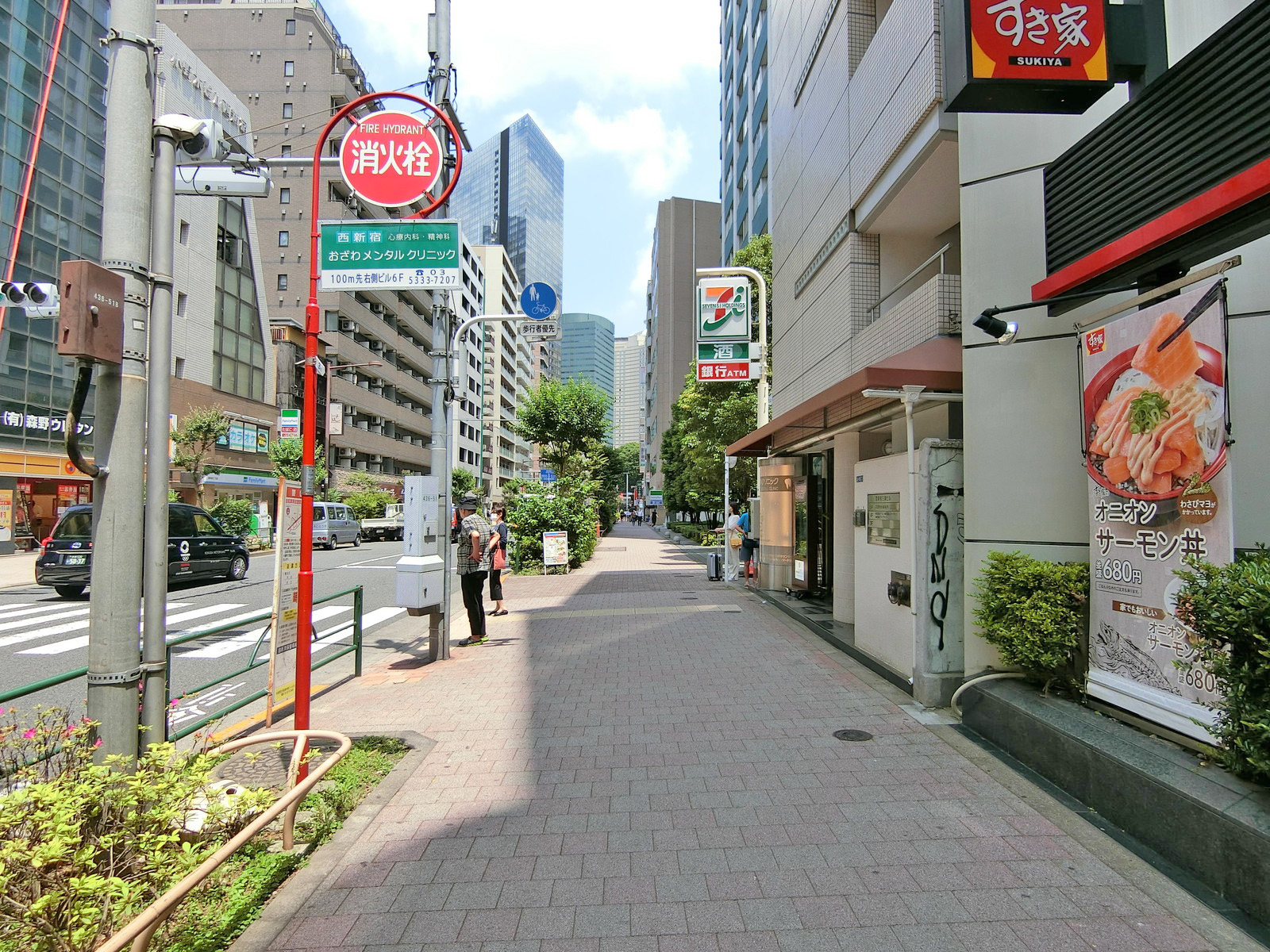 渡辺西新宿ビル前面の通り