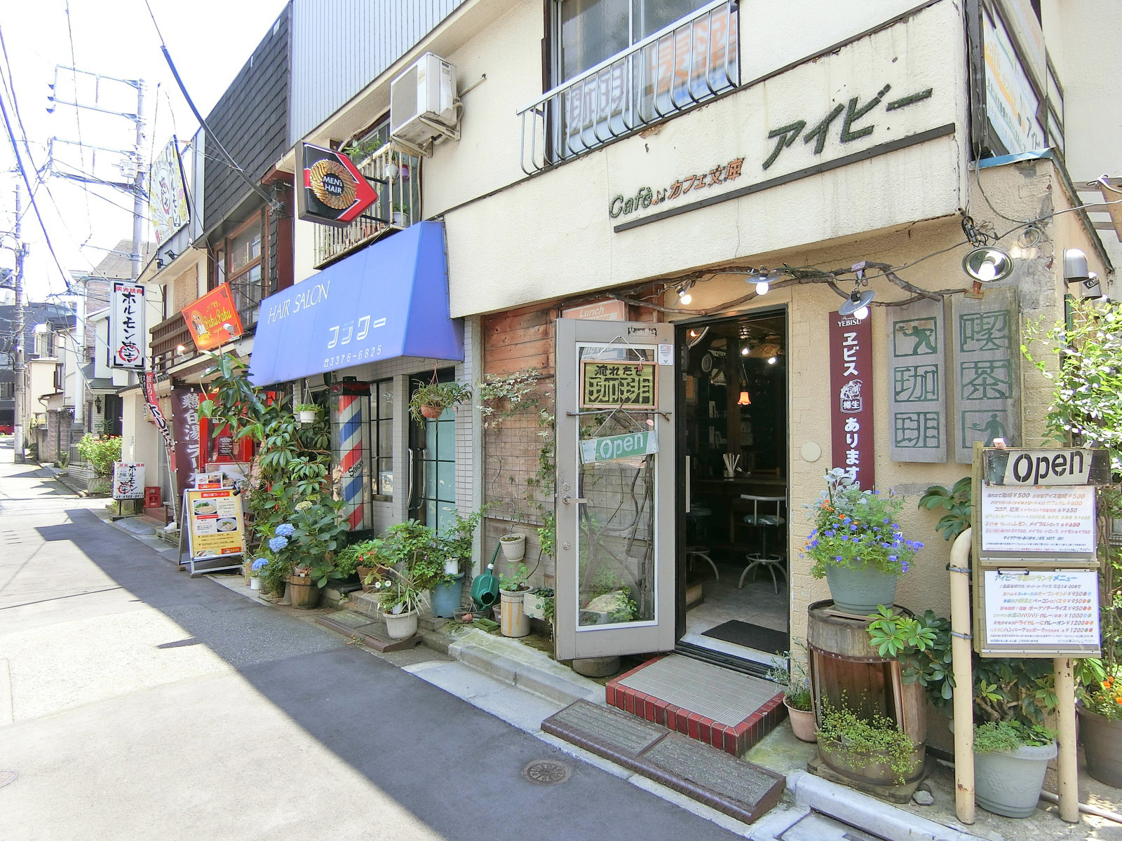 付近には飲食店が充実