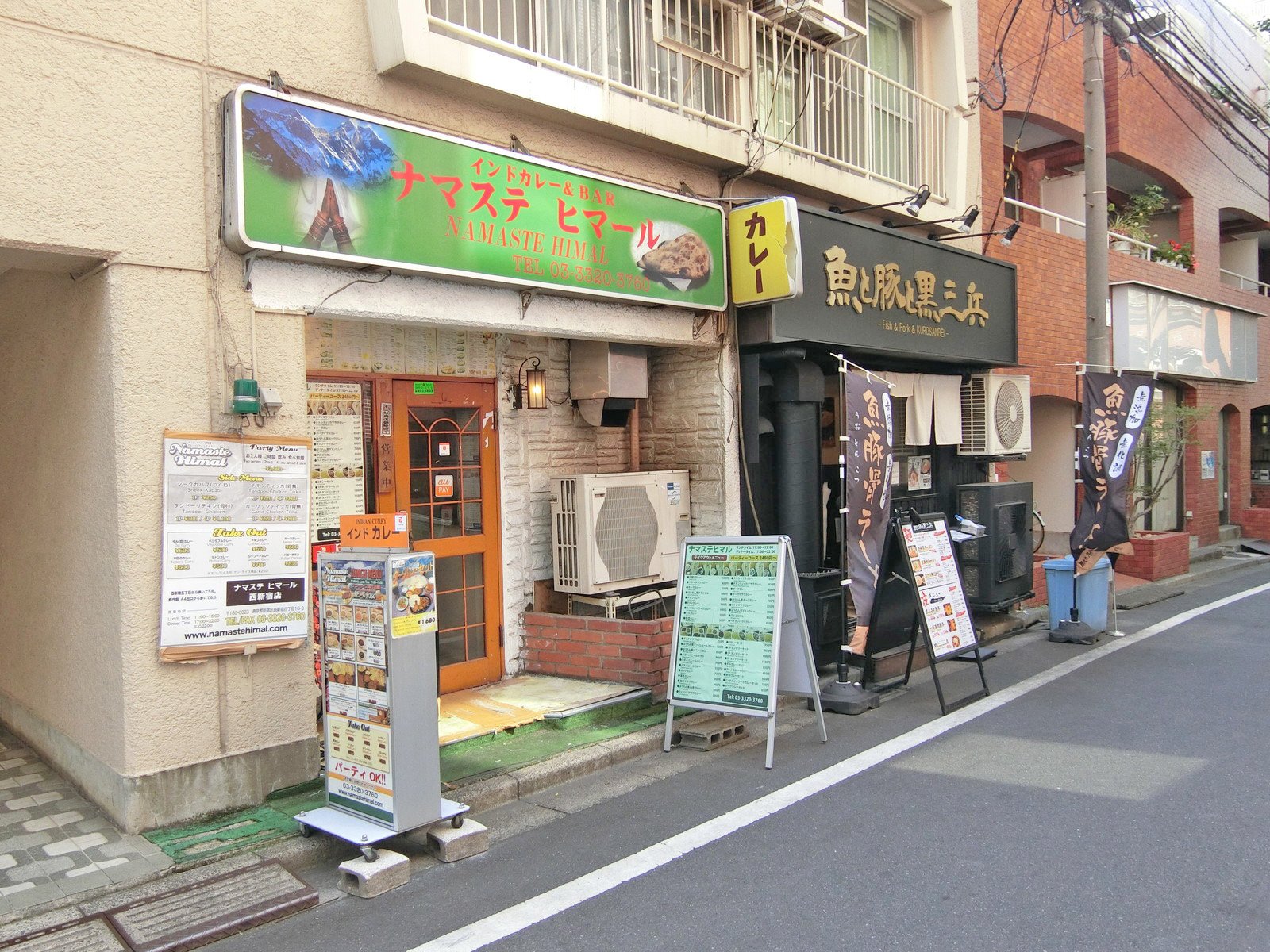 付近には飲食店が充実