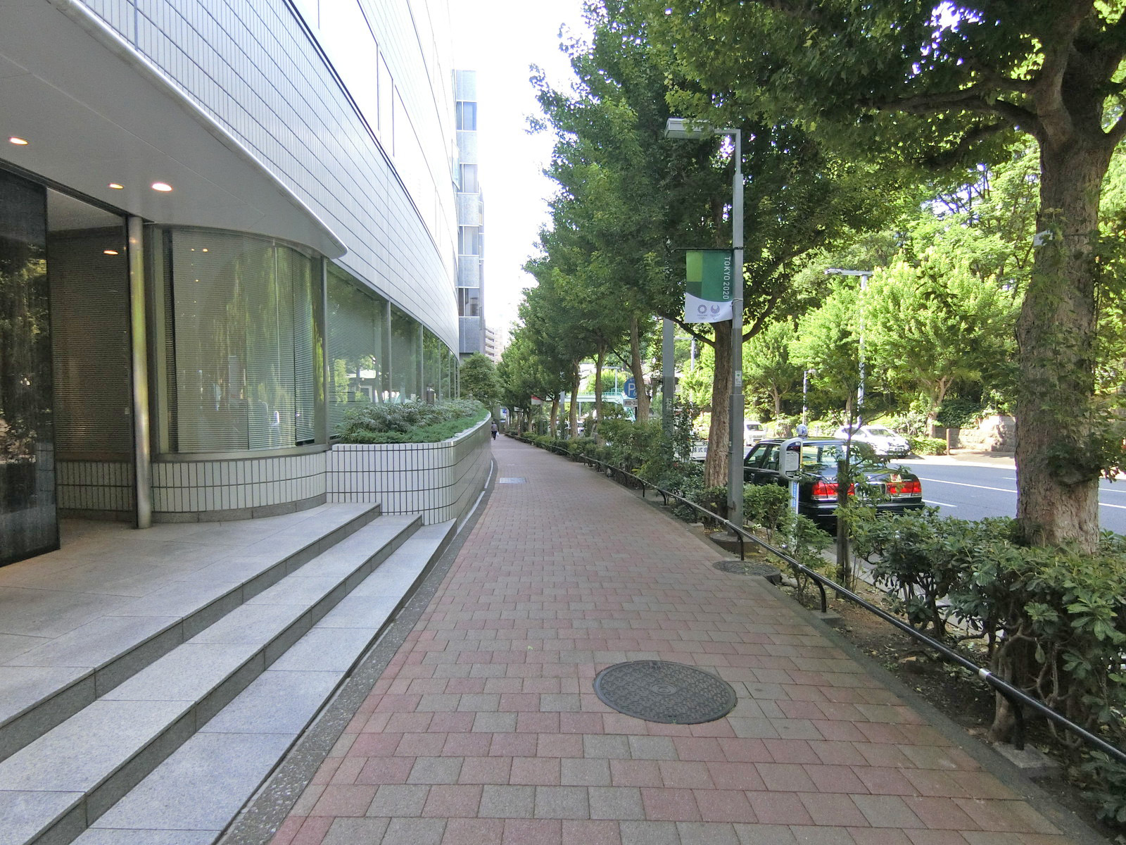 パシフィックマークス新宿パークサイド前面の通り