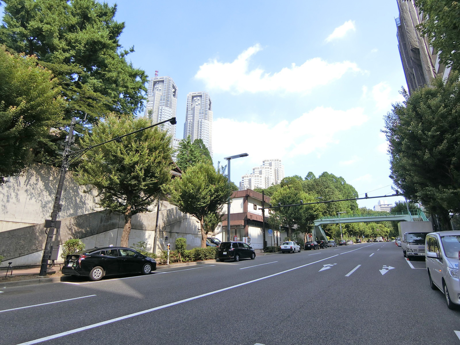 十二社通り沿いに立地