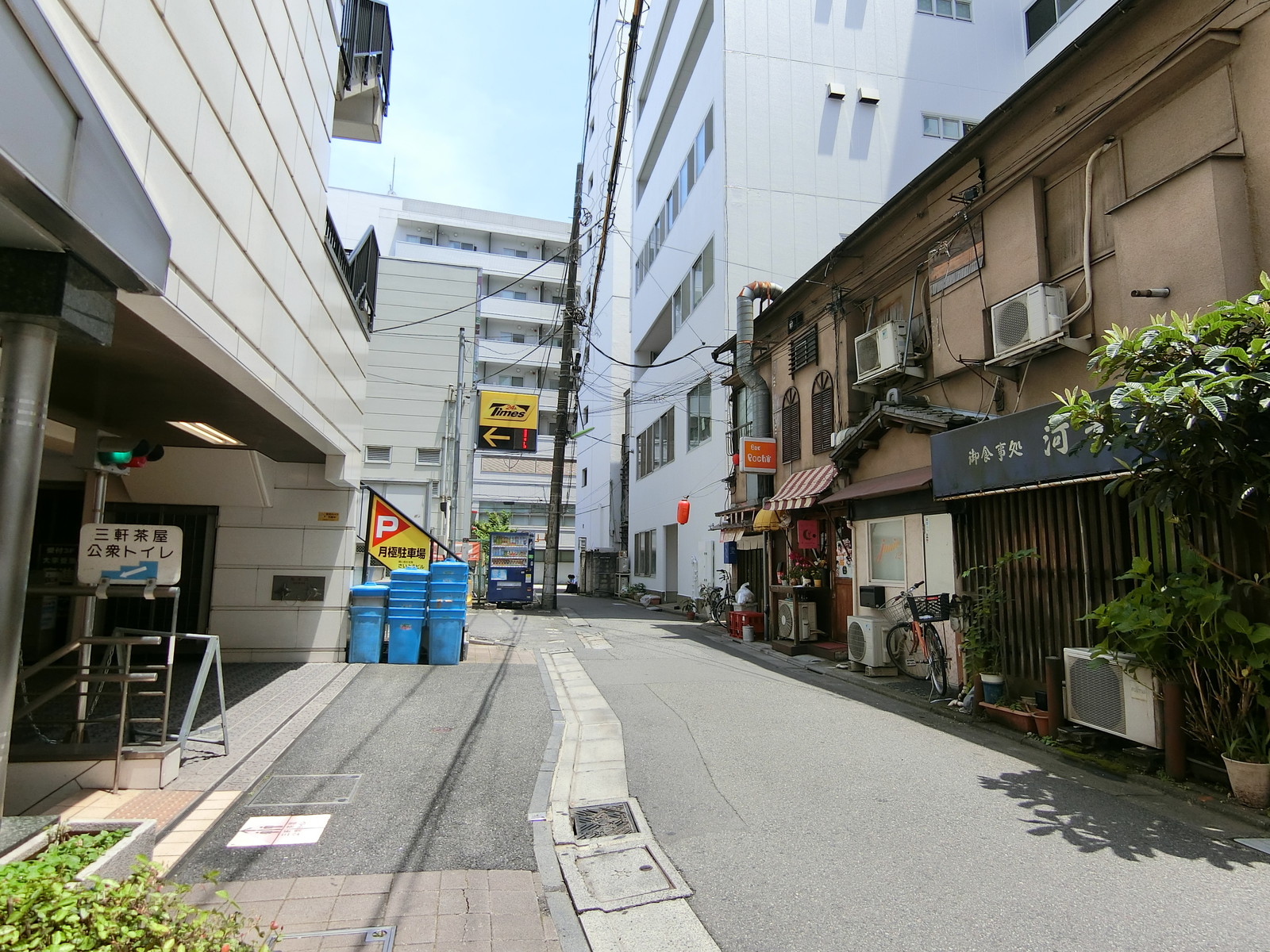 さいとうビル前面の通り