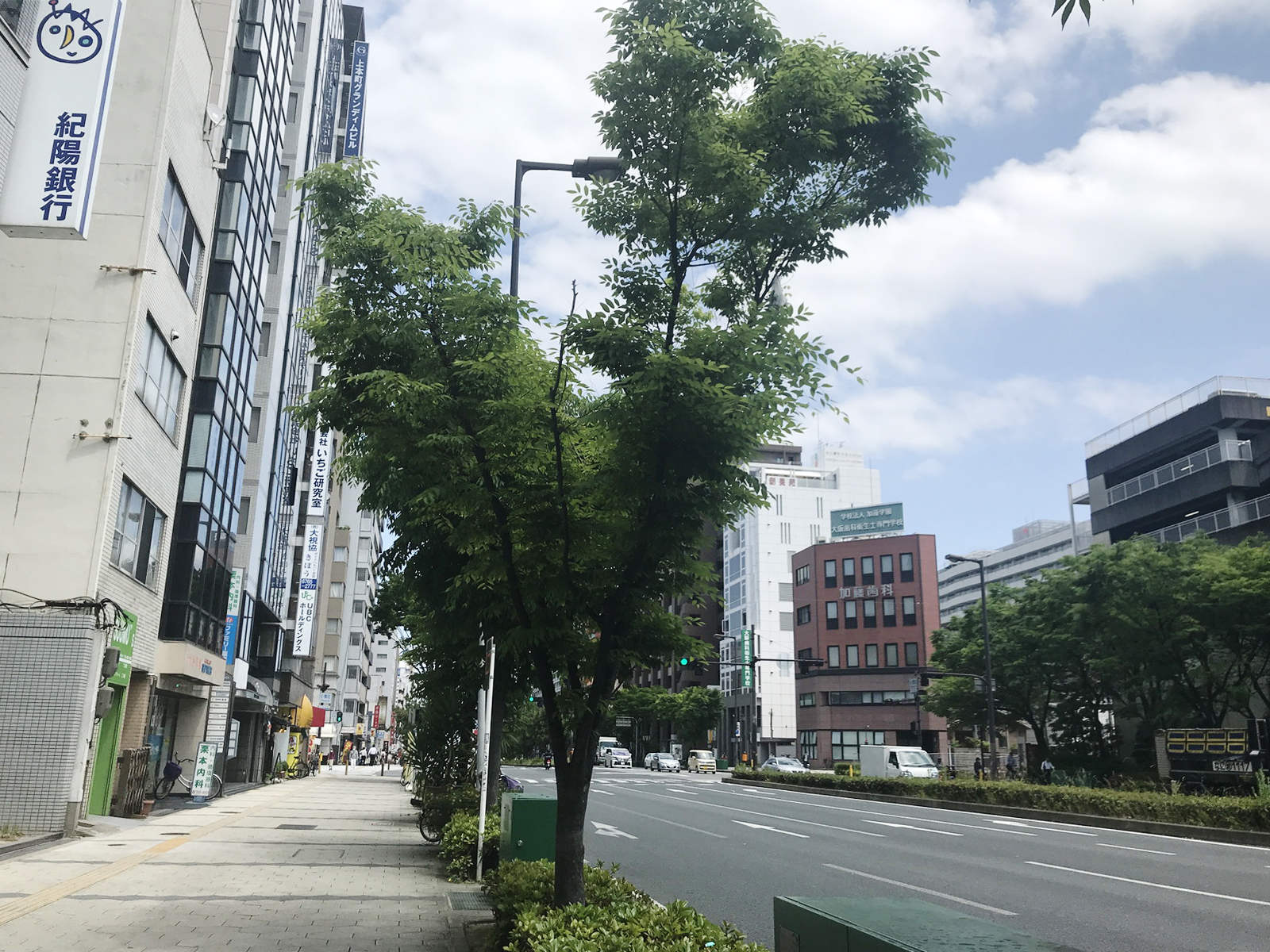 オフィス前面の千日前通