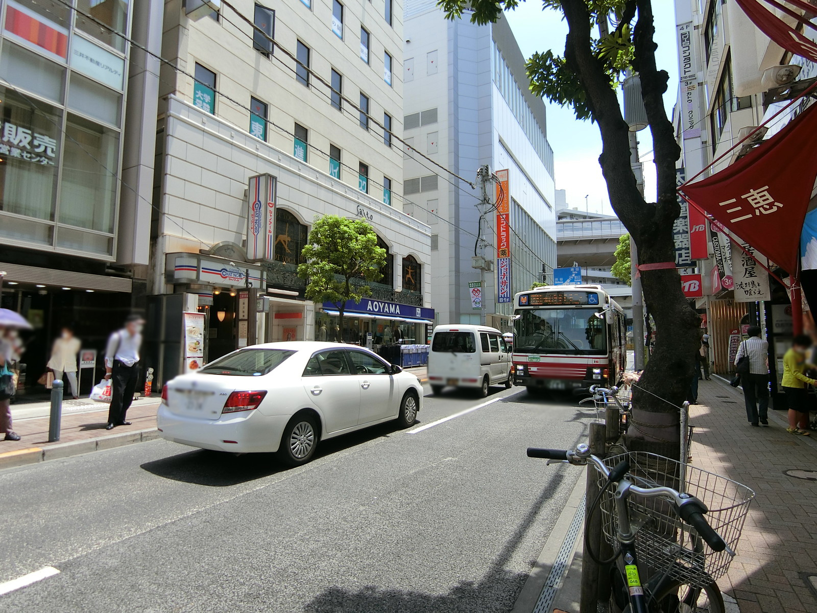 井上ビル前面の通り