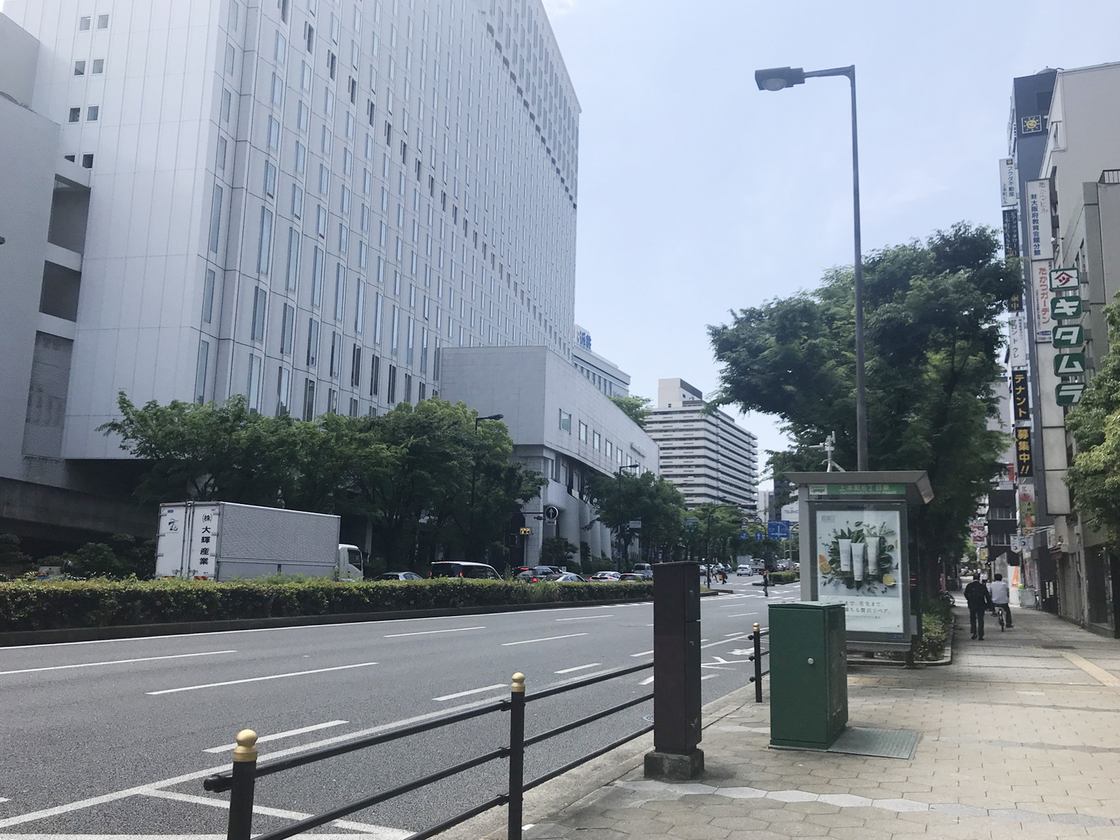 オフィス前面の千日前通