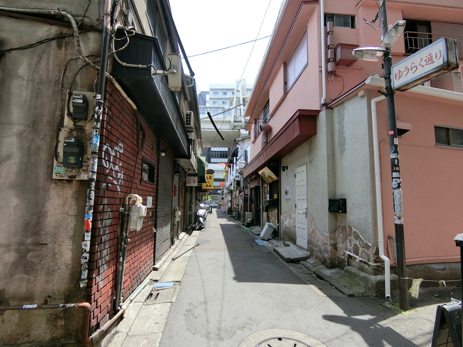 三元ビル前面の通り