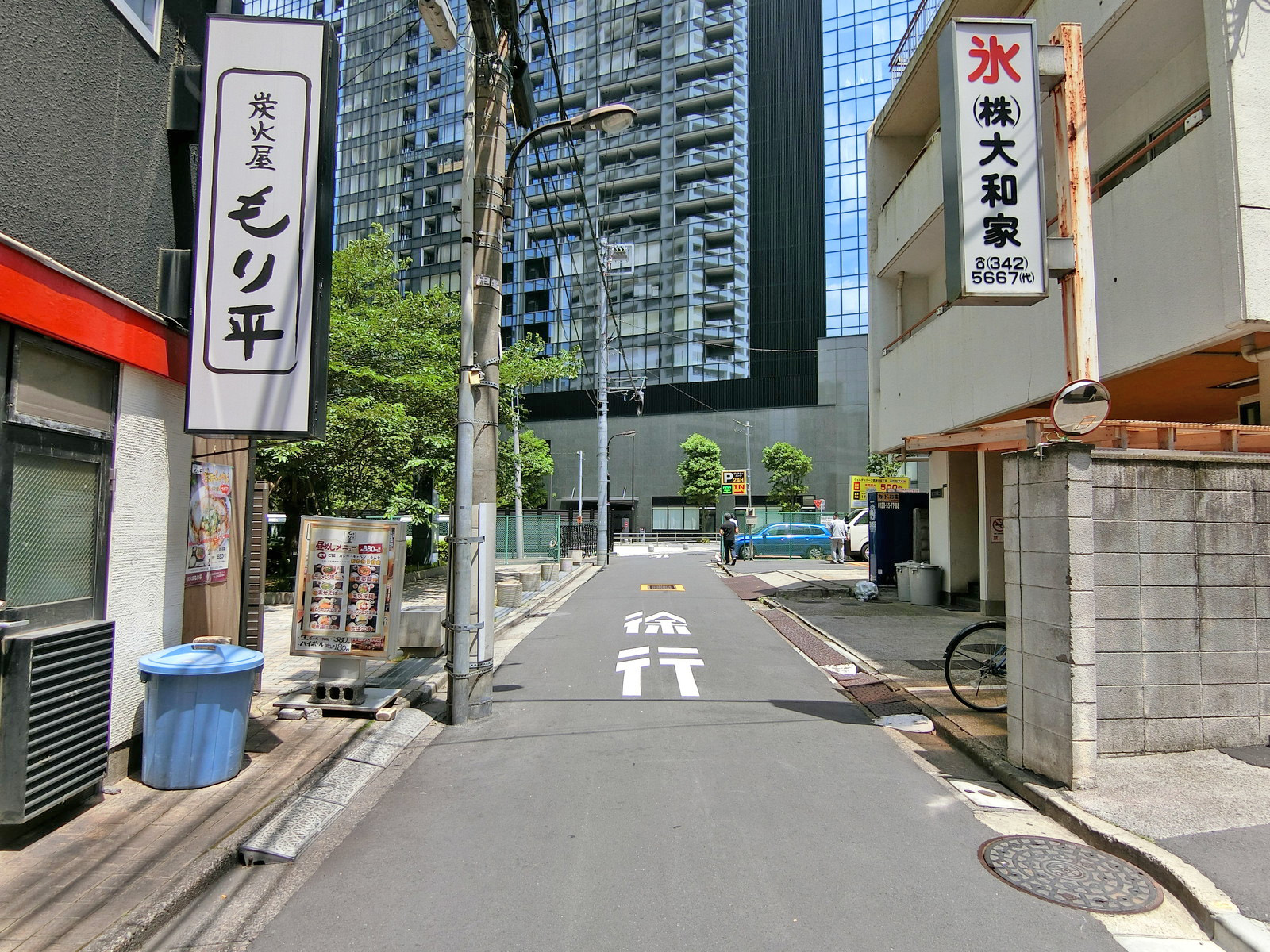 エクセル7ビル前面の通り