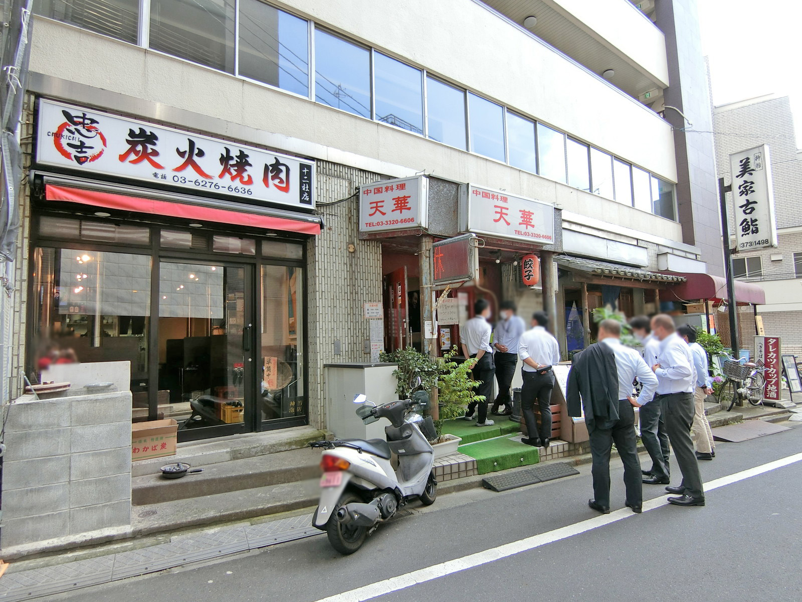 付近には飲食店が充実