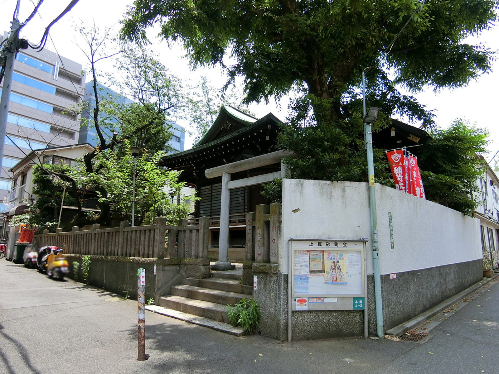 付近の見送稲荷神社