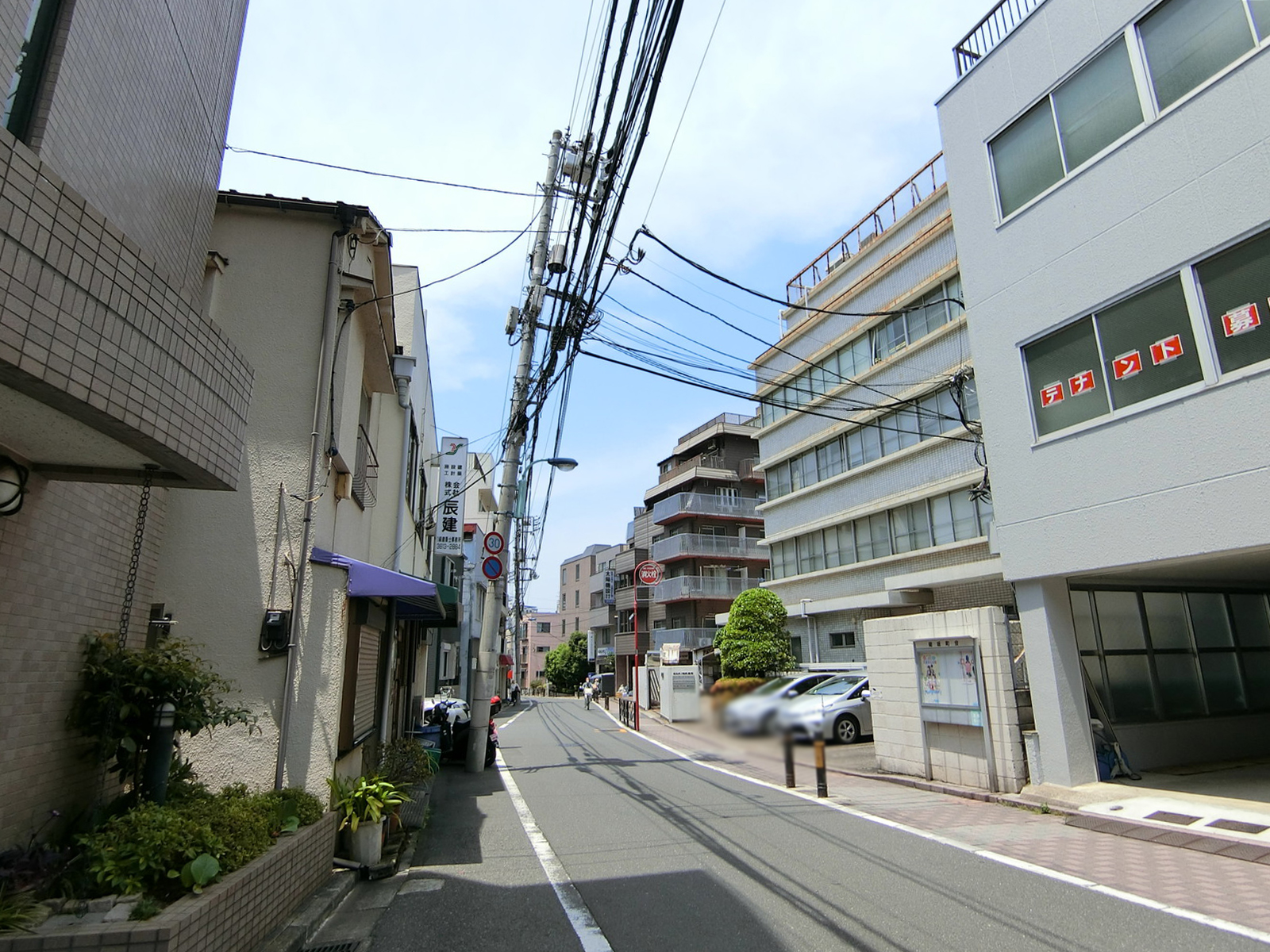 太陽本郷ビル前面の通り