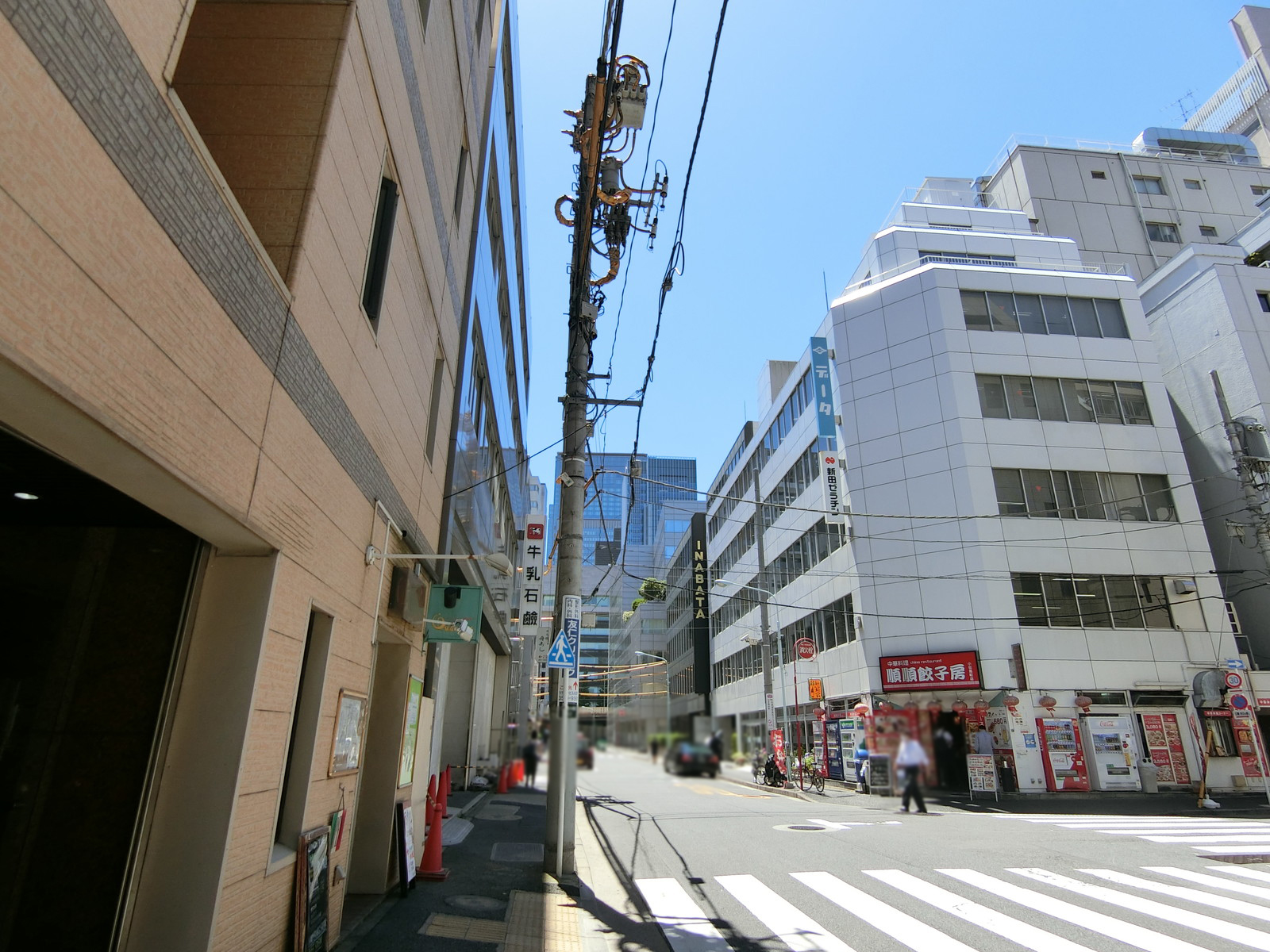 データ日本橋本町ビル前面の通り
