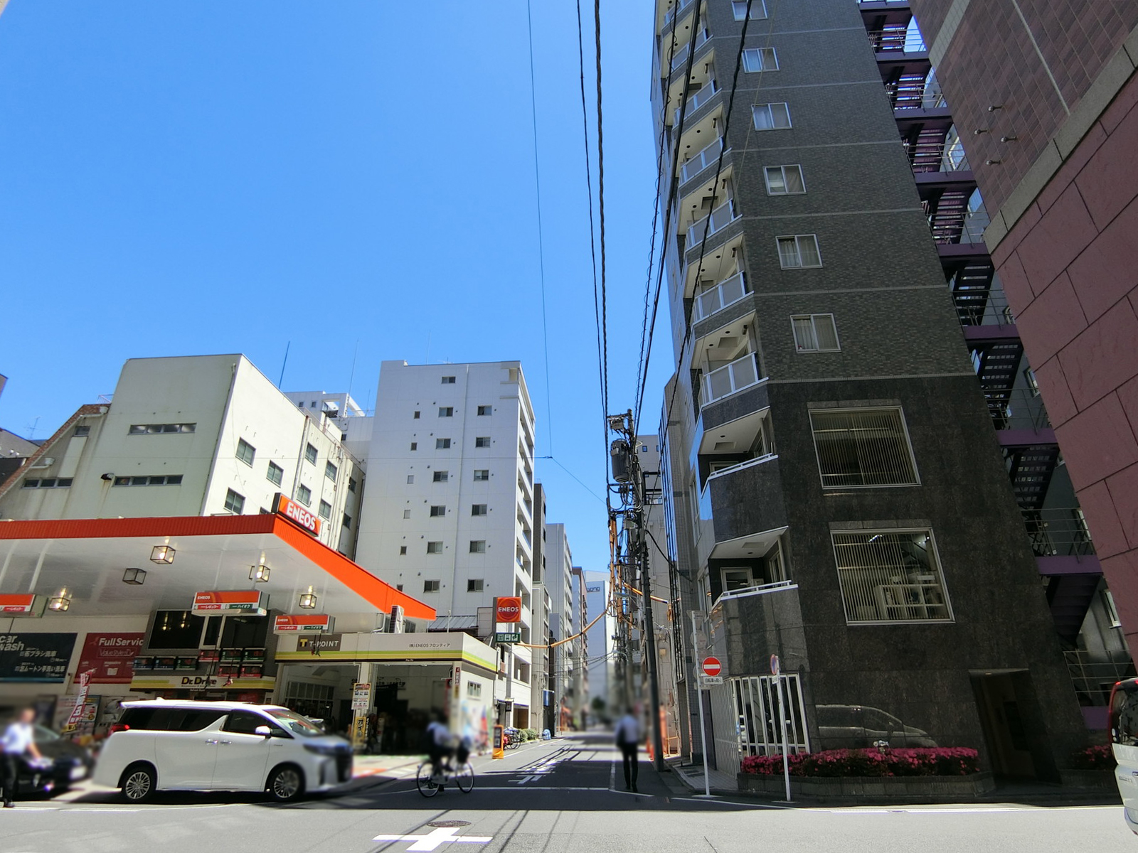 周辺は落ち着いた雰囲気のオフィス街