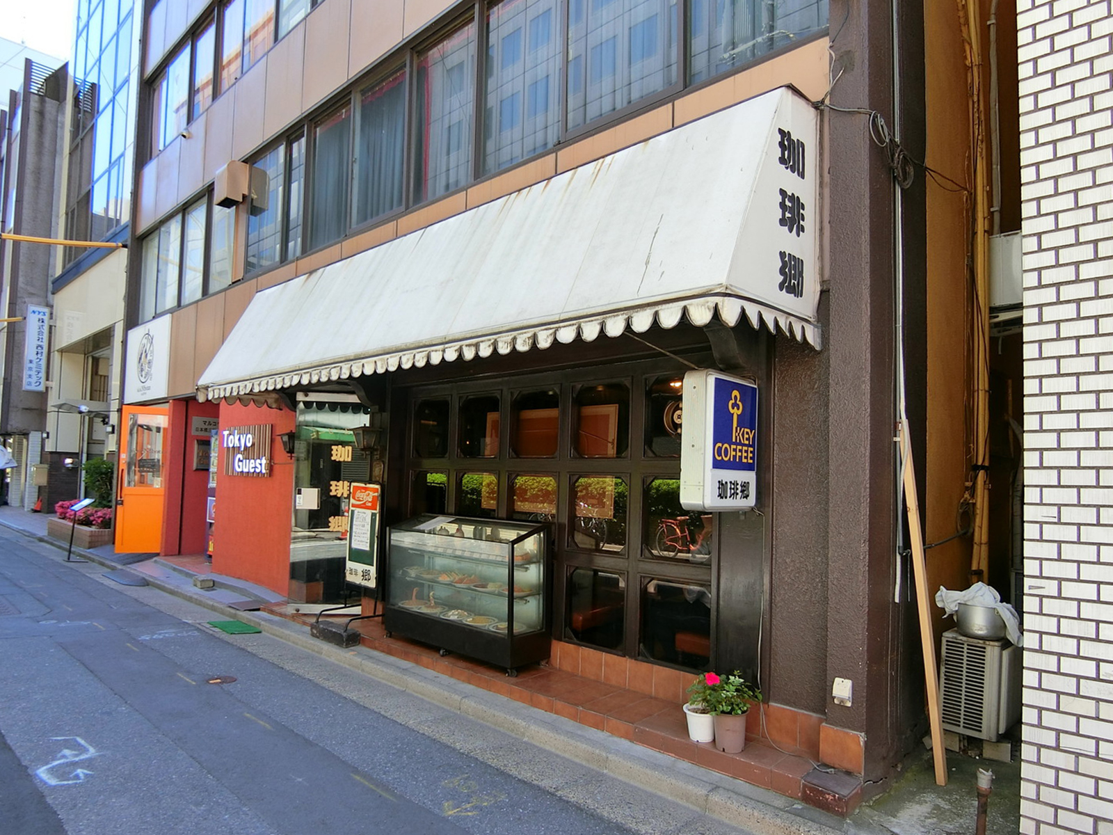 周辺には飲食店が点在
