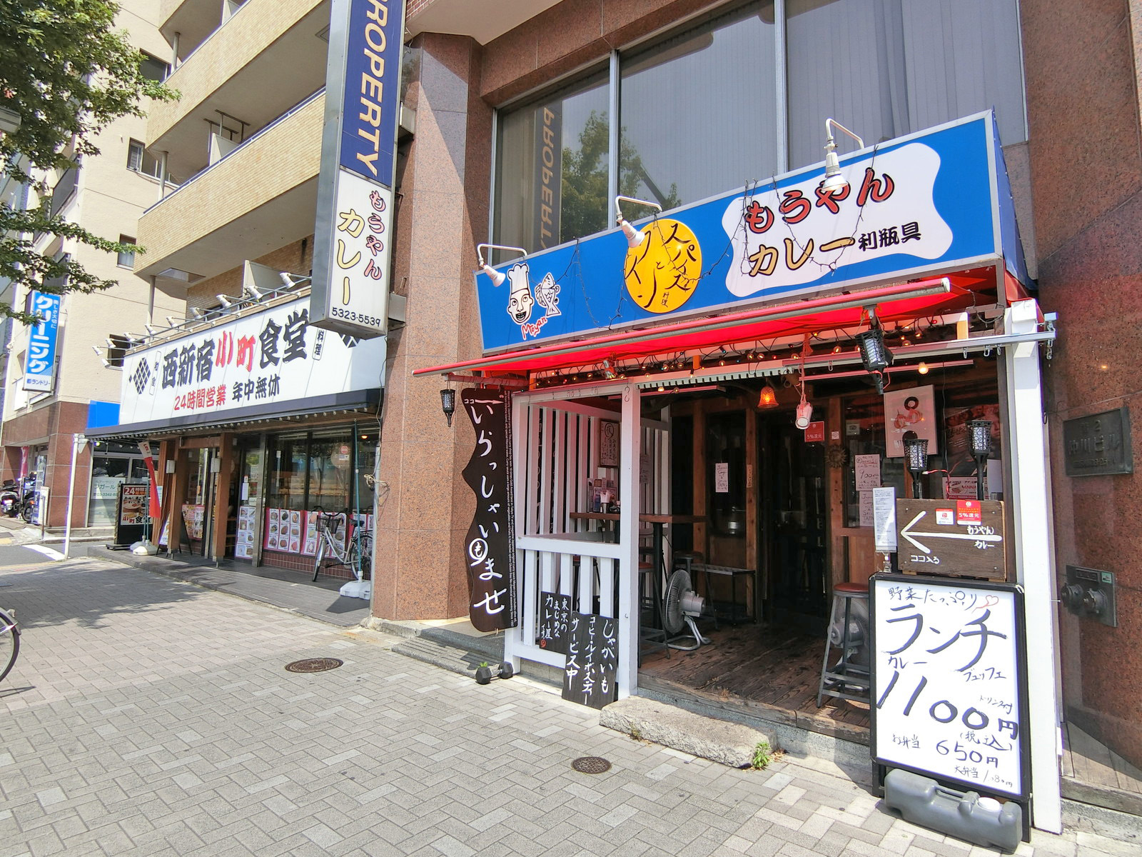 付近には飲食店が充実