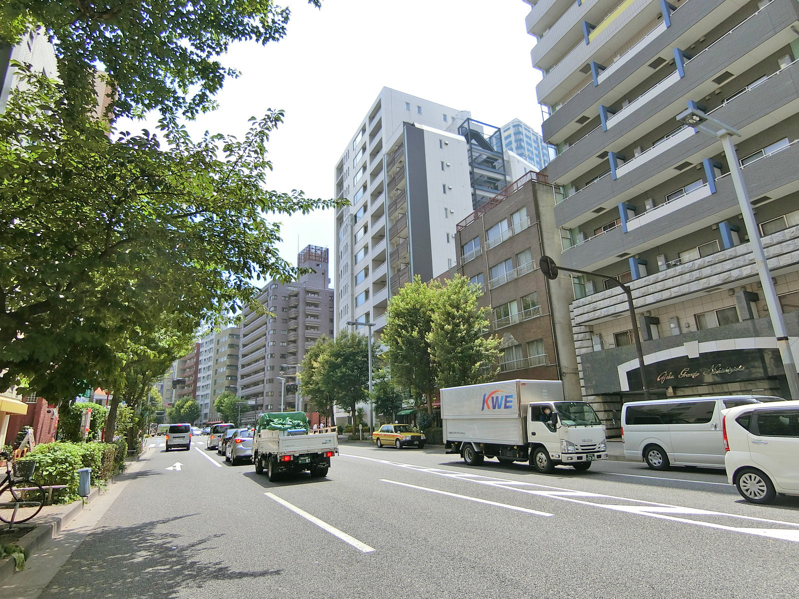 十二社通り沿いに立地