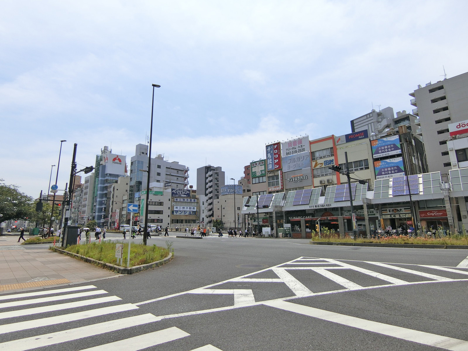 周辺はオフィスや店舗が多いエリア