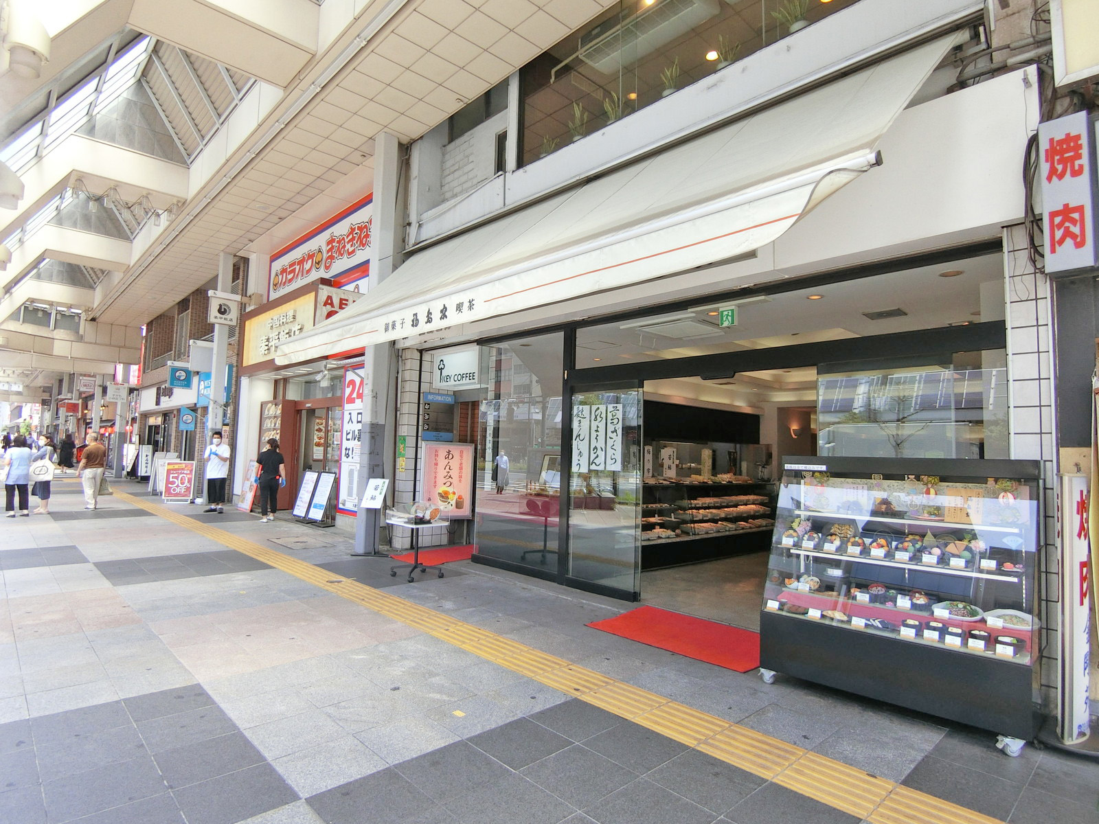 付近には飲食店が充実