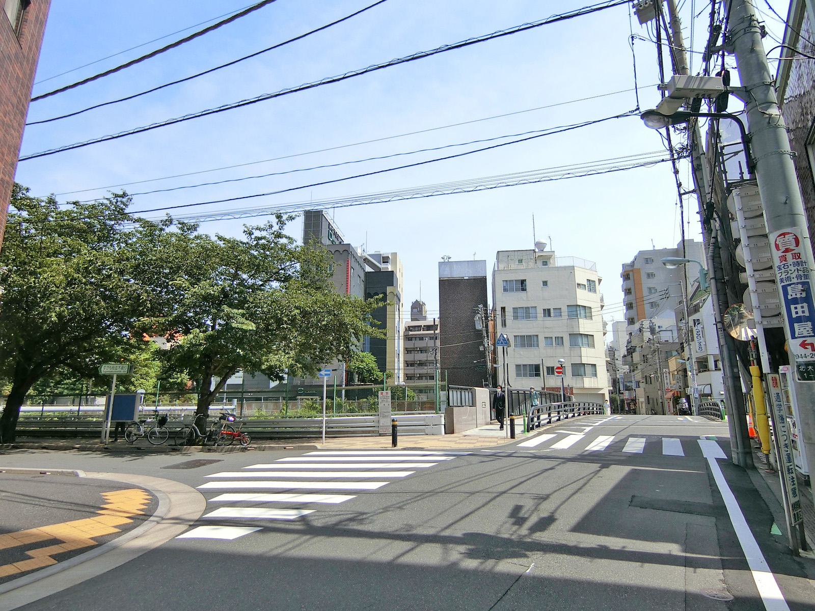 周辺は閑静なエリア